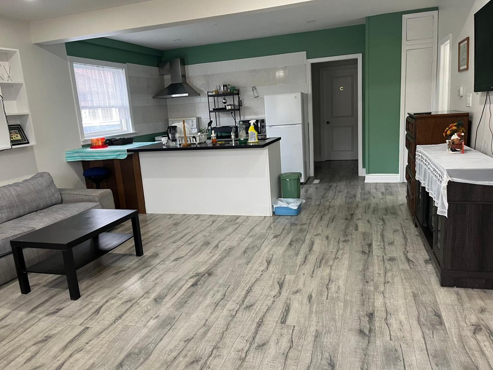 Spacious Urban Retreat Queen Bed & Sofa Bed Near Finch Subway Sleeps 4