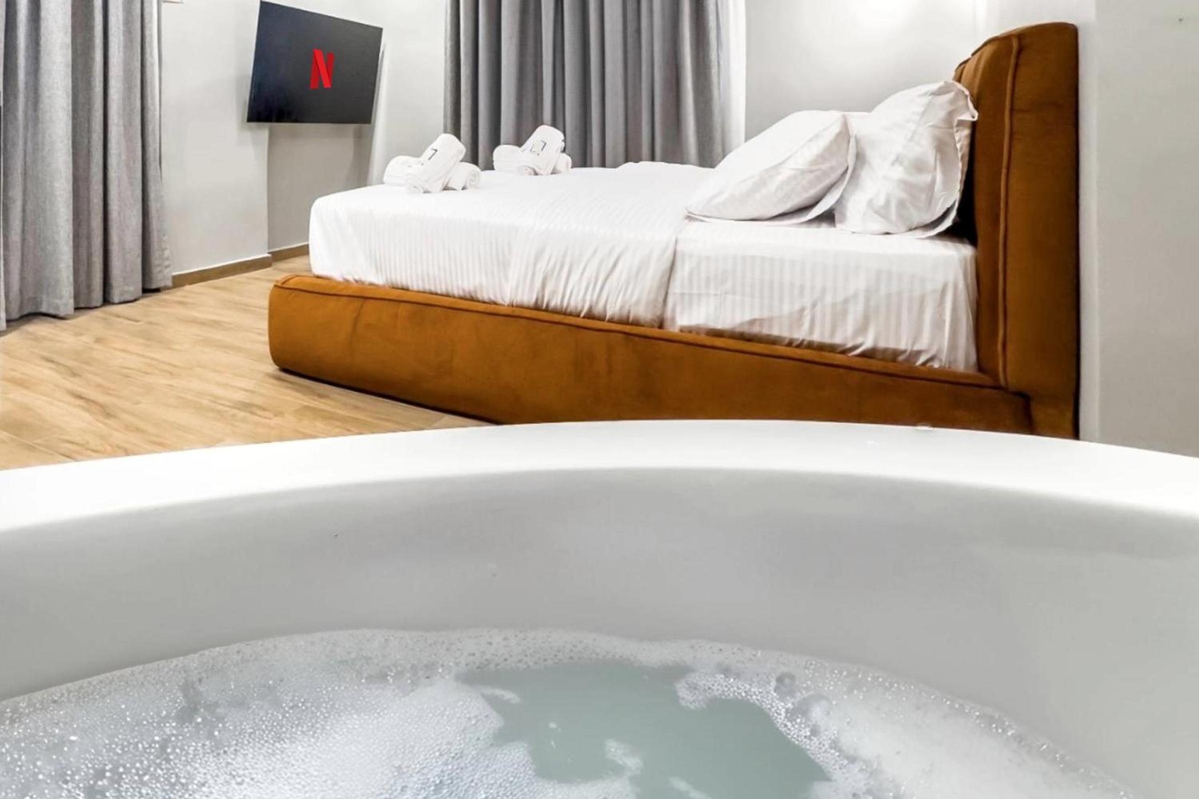 The 2BDR Obsidian Jacuzzi Stay 5min to CAI Airport