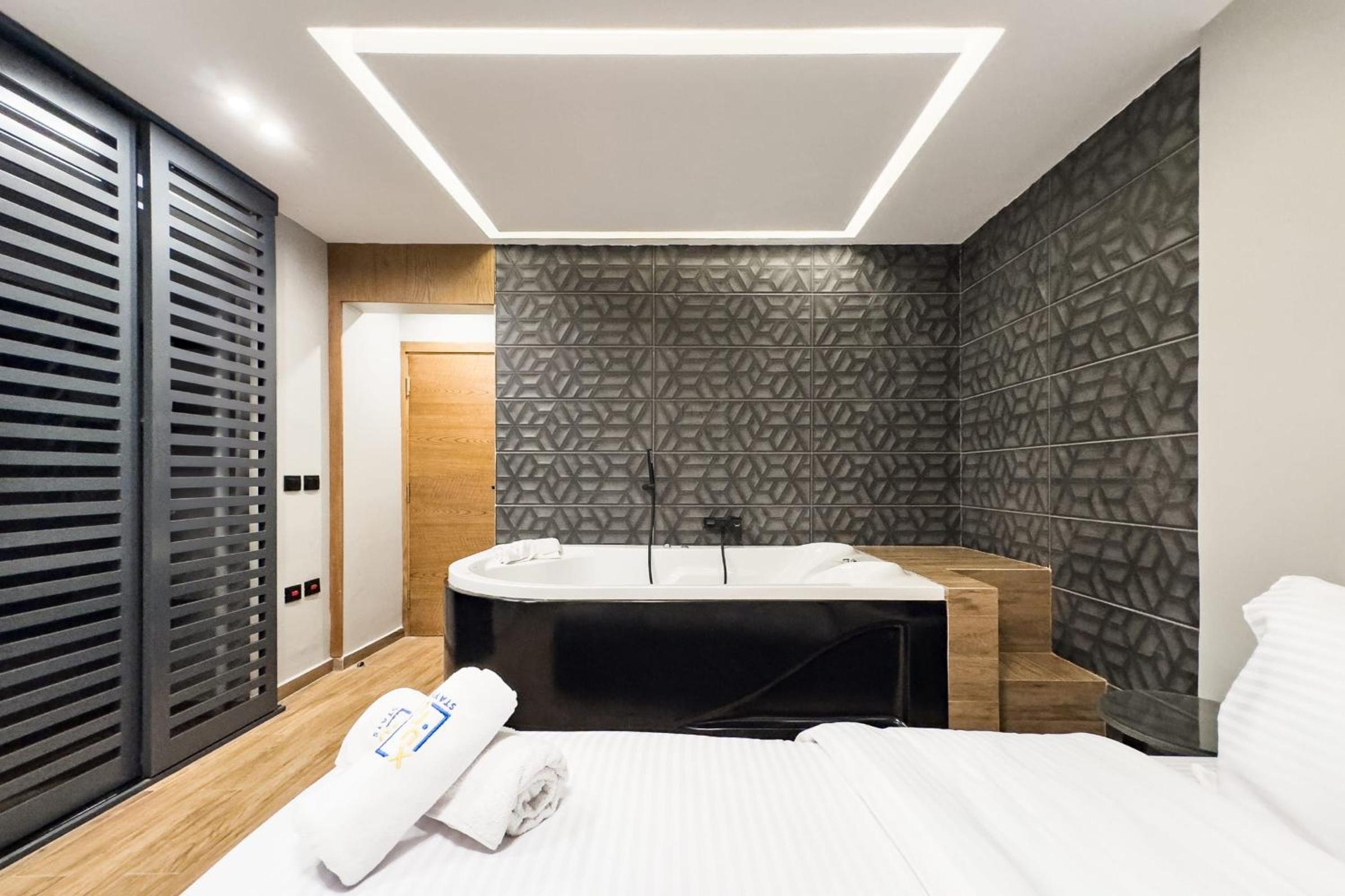 The 1BDR Slate Space w Jacuzzi 5min to CAI Airport