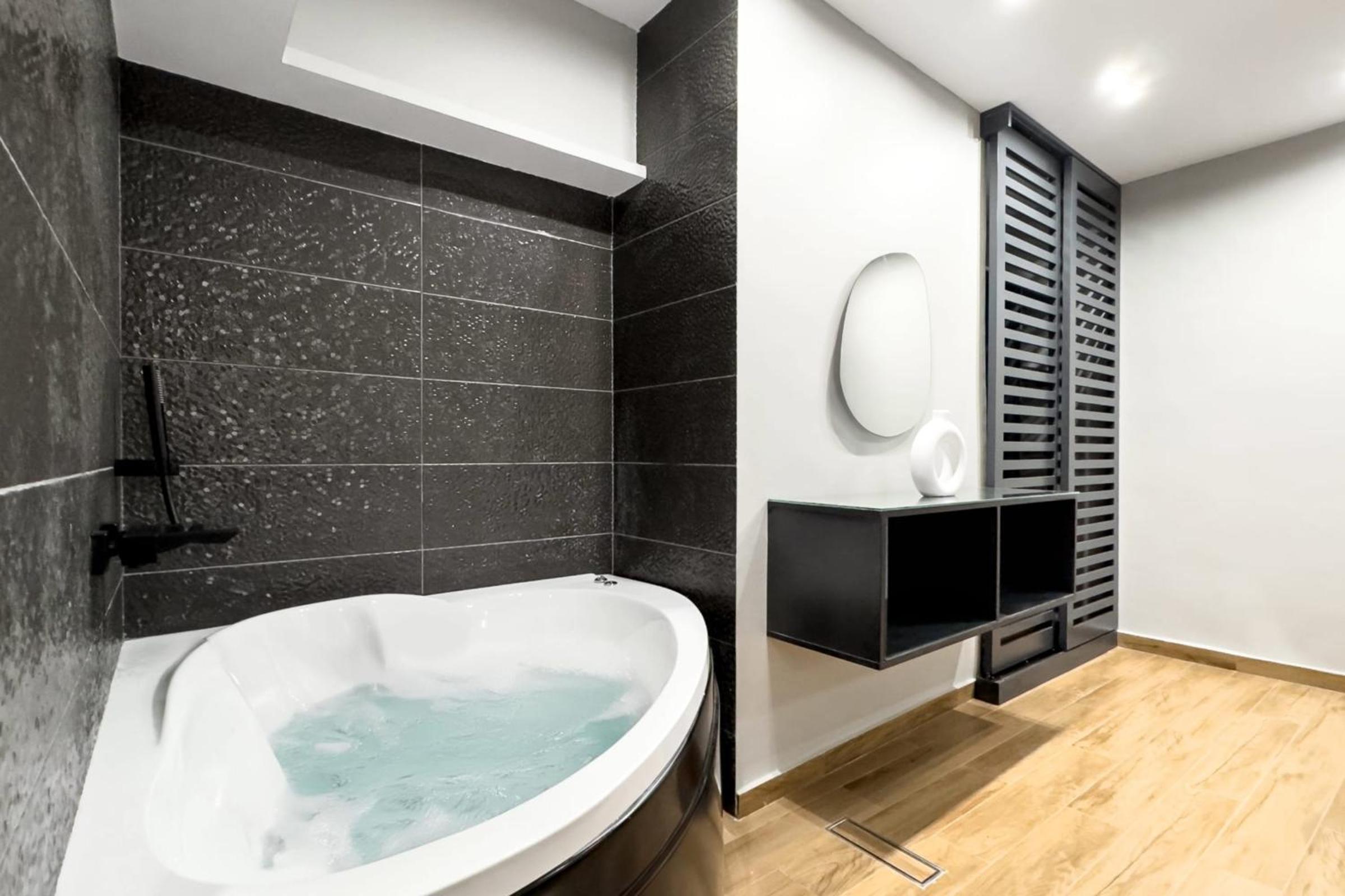 The 2BDR Obsidian Jacuzzi Stay 5min to CAI Airport