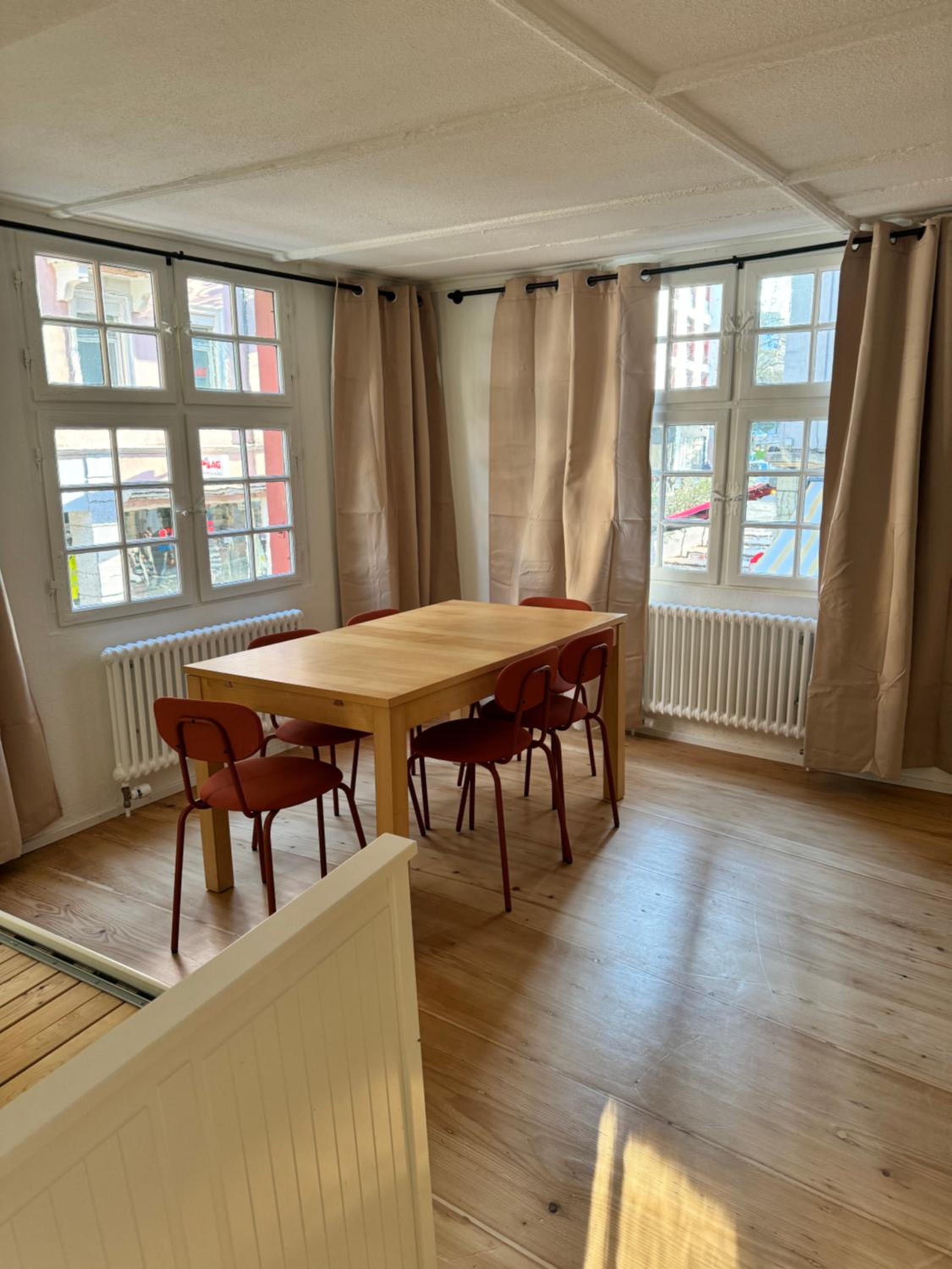 Cozy City Center, 4 Bedroom, New Kitchen, 120sq, 5min walk to Main Station