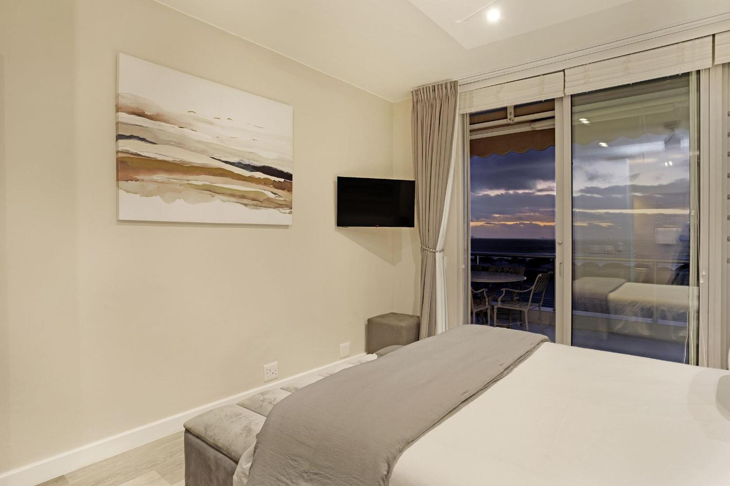 Dolphin Beach H106