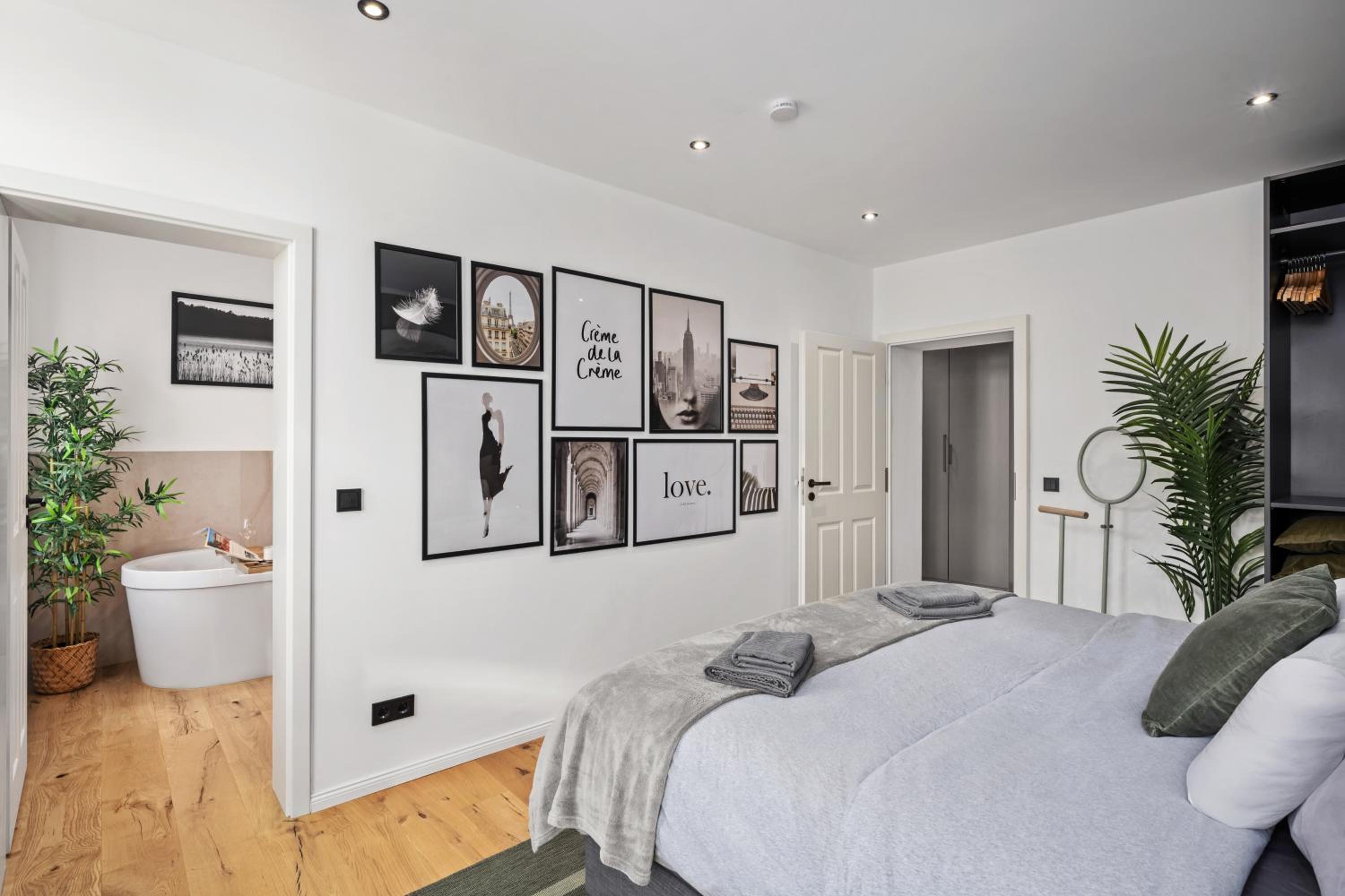 EDLER WOHNRAUM Schloßteich-Suite 3 SZ mit zwei Balkonen, Kaffeevollautomat, Kamin, Klima, Lift & zwei Parkplätzen