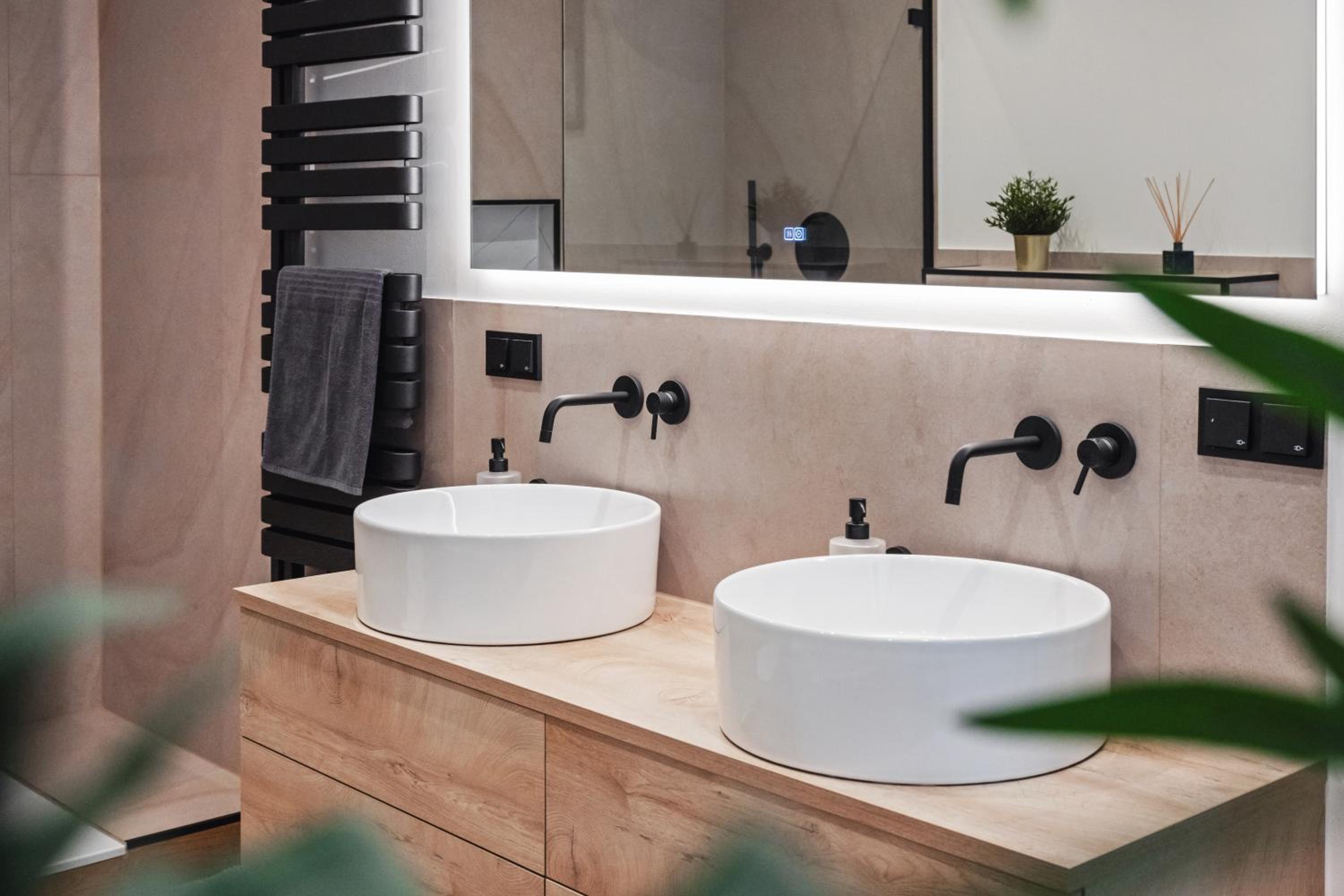 EDLER WOHNRAUM Schloßteich-Suite 3 SZ mit zwei Balkonen, Kaffeevollautomat, Kamin, Klima, Lift & zwei Parkplätzen