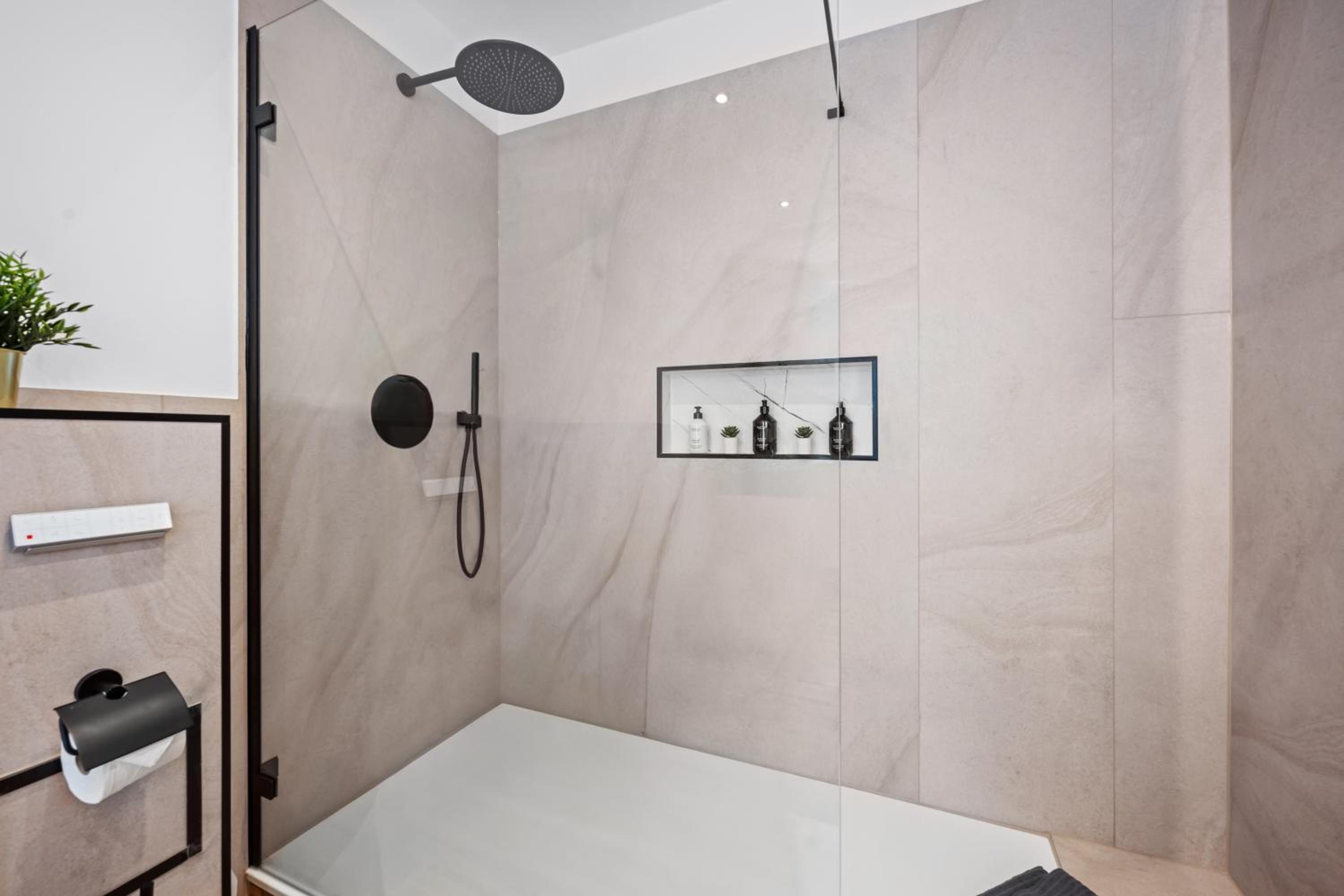 EDLER WOHNRAUM Schloßteich-Suite 3 SZ mit zwei Balkonen, Kaffeevollautomat, Kamin, Klima, Lift & zwei Parkplätzen