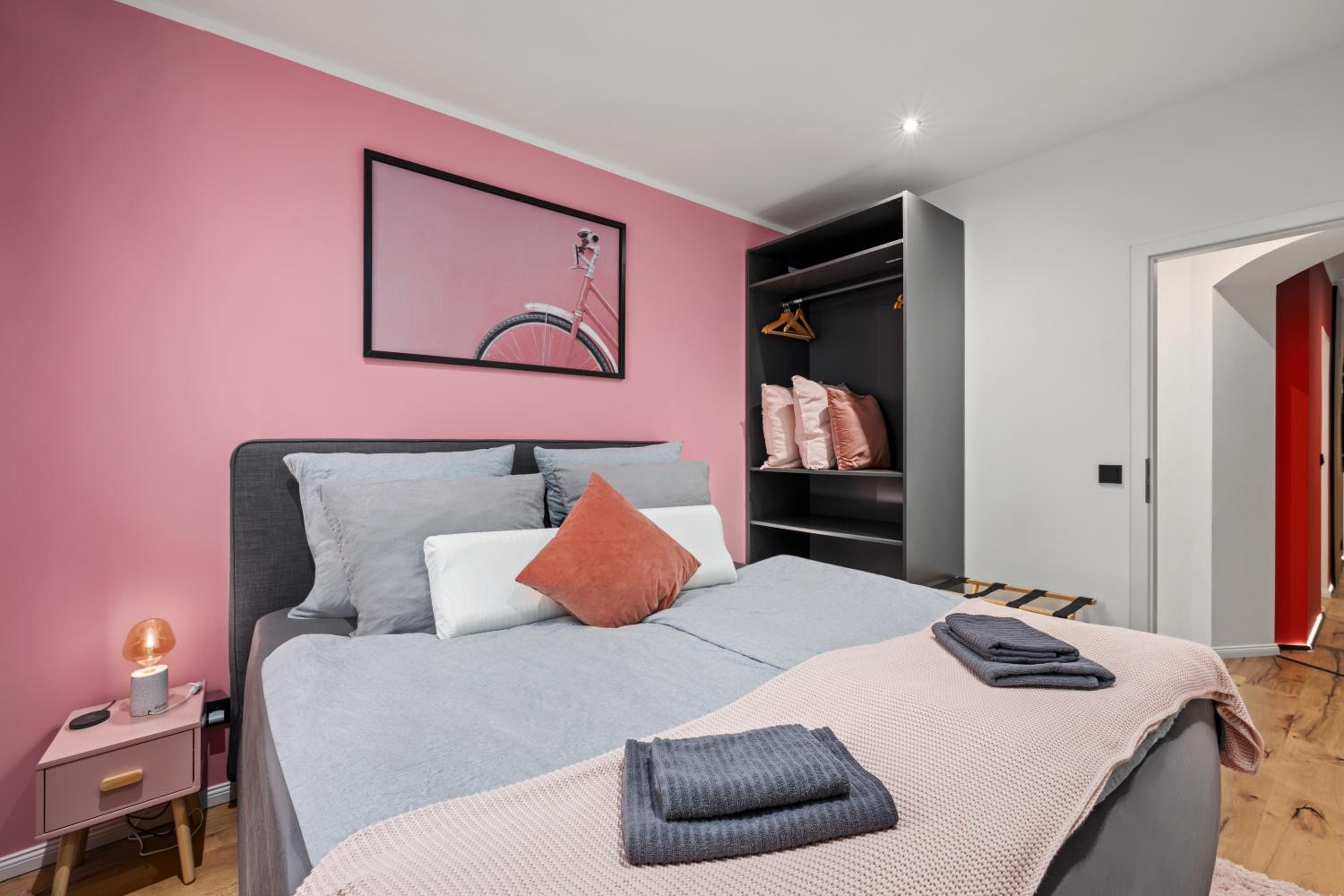 EDLER WOHNRAUM Schloßteich-Suite 3 SZ mit zwei Balkonen, Kaffeevollautomat, Kamin, Klima, Lift & zwei Parkplätzen