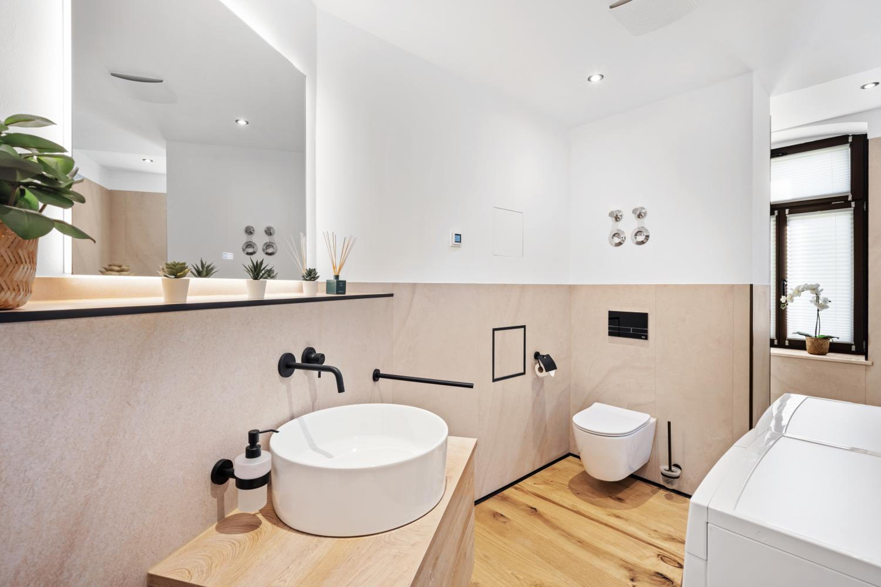 EDLER WOHNRAUM Schloßteich-Suite 3 SZ mit zwei Balkonen, Kaffeevollautomat, Kamin, Klima, Lift & zwei Parkplätzen