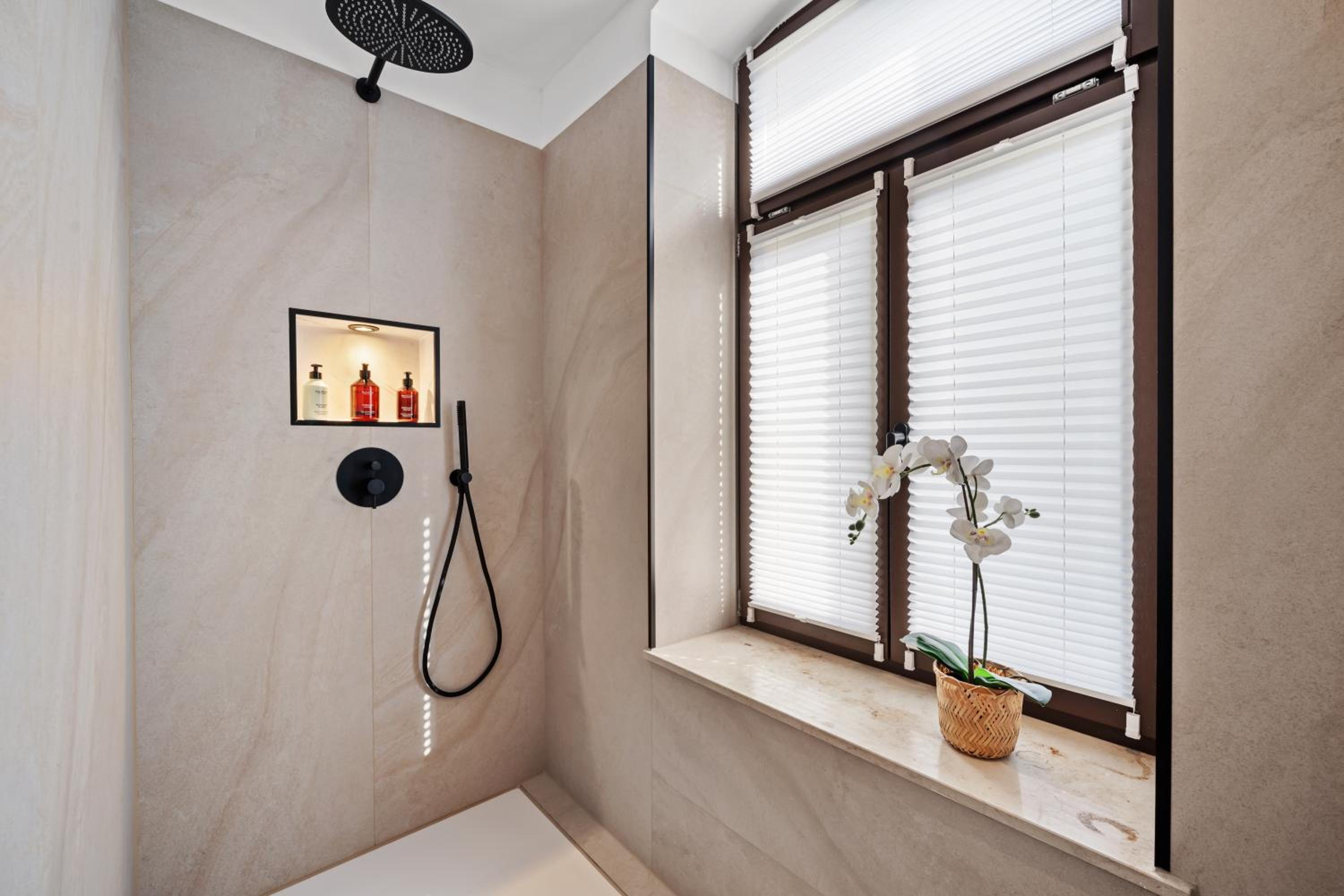 EDLER WOHNRAUM Schloßteich-Suite 3 SZ mit zwei Balkonen, Kaffeevollautomat, Kamin, Klima, Lift & zwei Parkplätzen