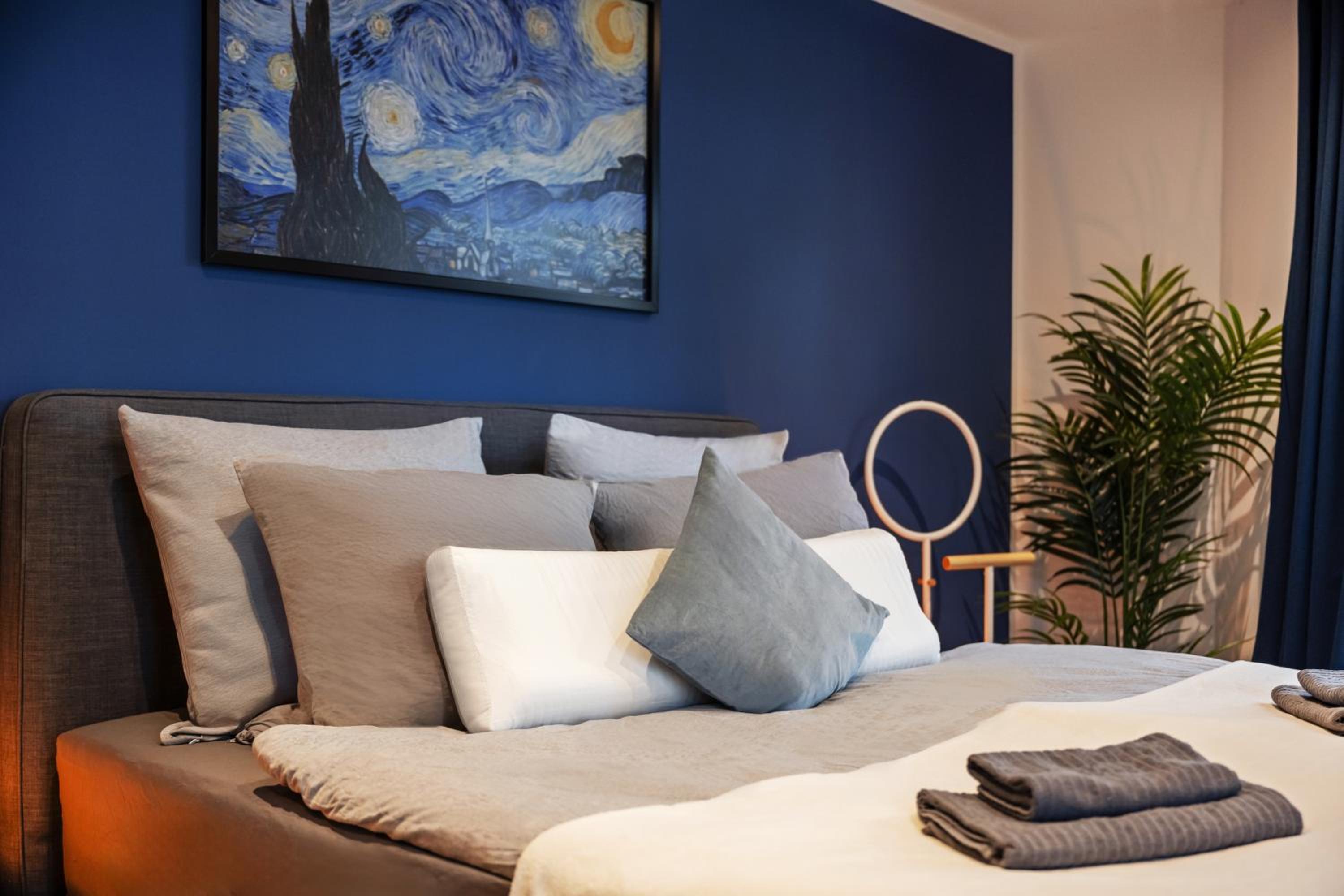 EDLER WOHNRAUM Schloßteich-Suite 3 SZ mit zwei Balkonen, Kaffeevollautomat, Kamin, Klima, Lift & zwei Parkplätzen