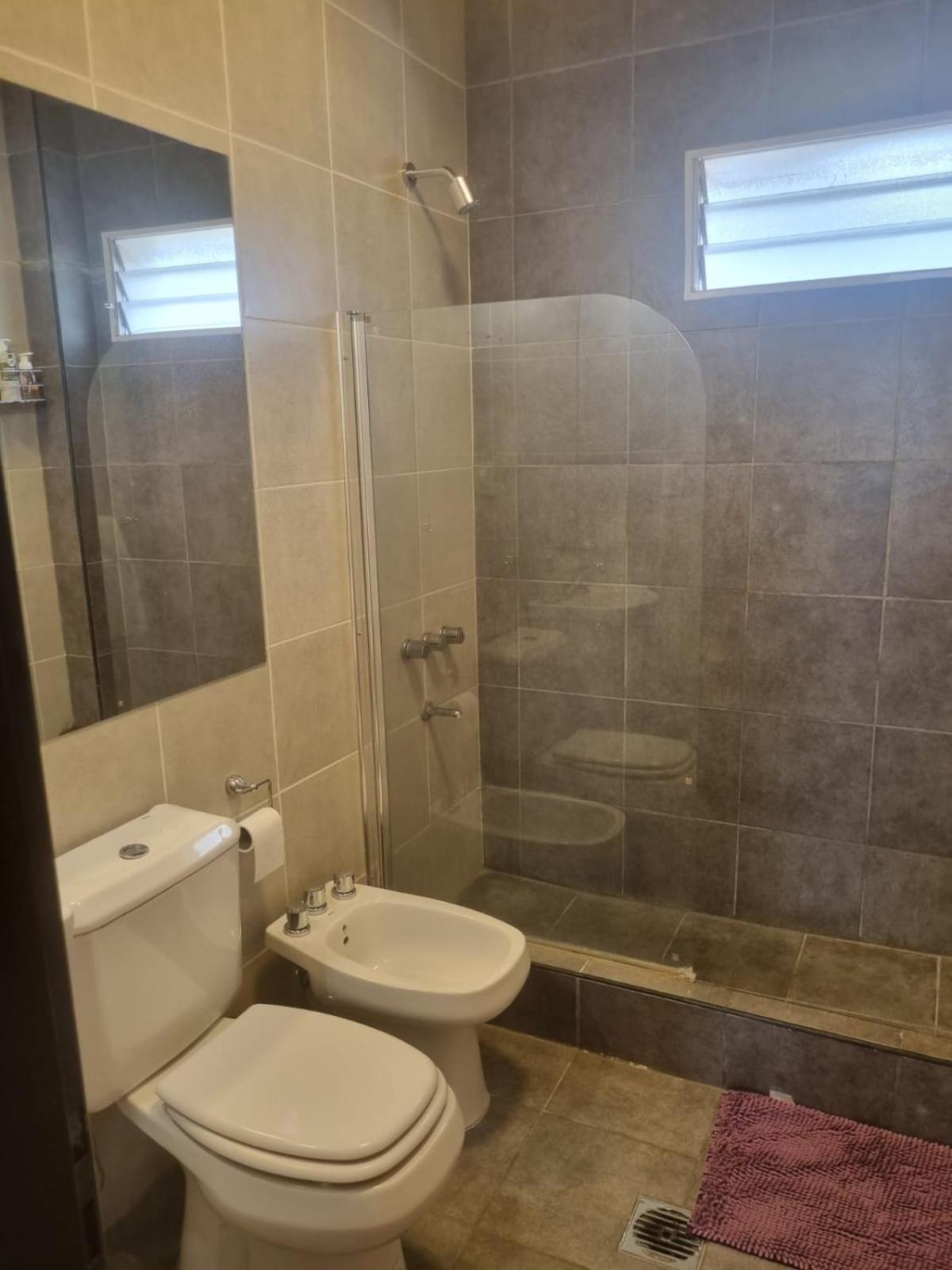Moderna y hermosa Casa-Duplex con piscina y excelente ubicación