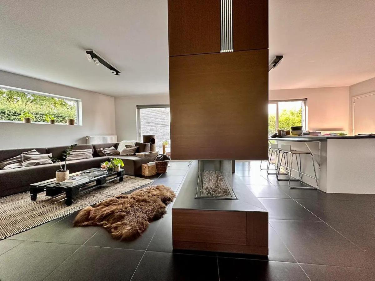La maison noire au coin