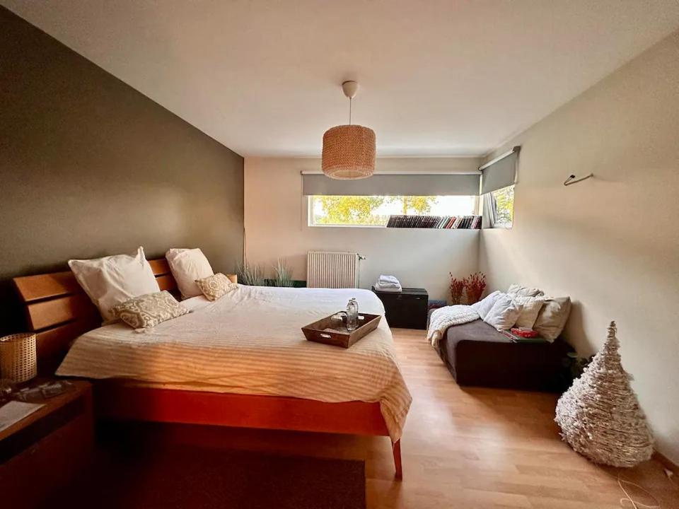 La maison noire au coin