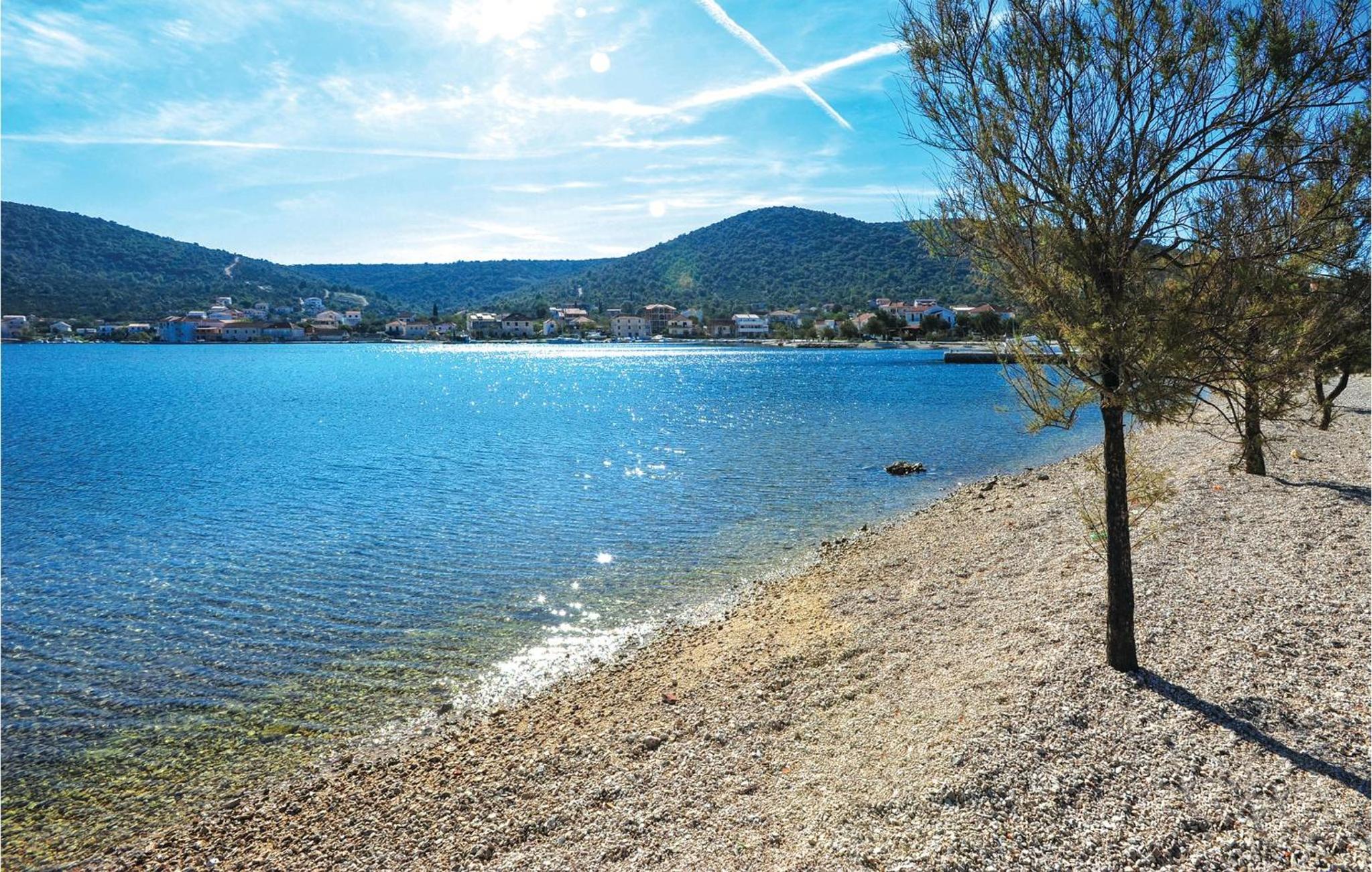 2 Bedroom Lovely Apartment In Vinisce view 4