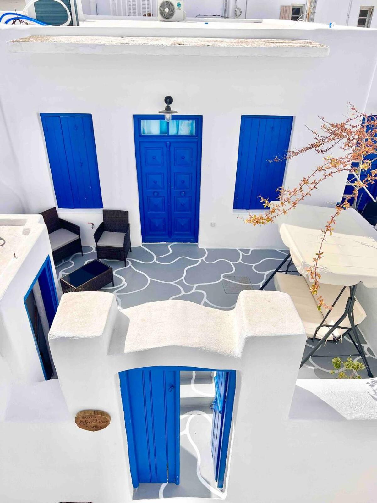 Aphrodite Suite next to the Windmills of Mykonos