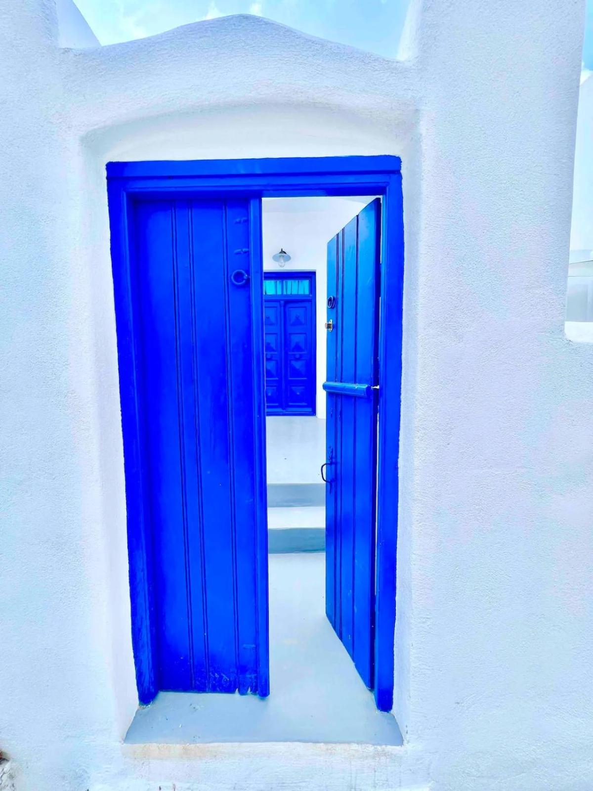Aphrodite Suite next to the Windmills of Mykonos