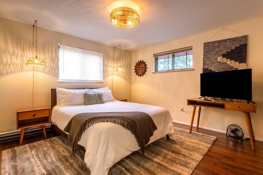 Hot Tub Cottage, Poolside Oasis, Centralized Location, We're friends now! view 4