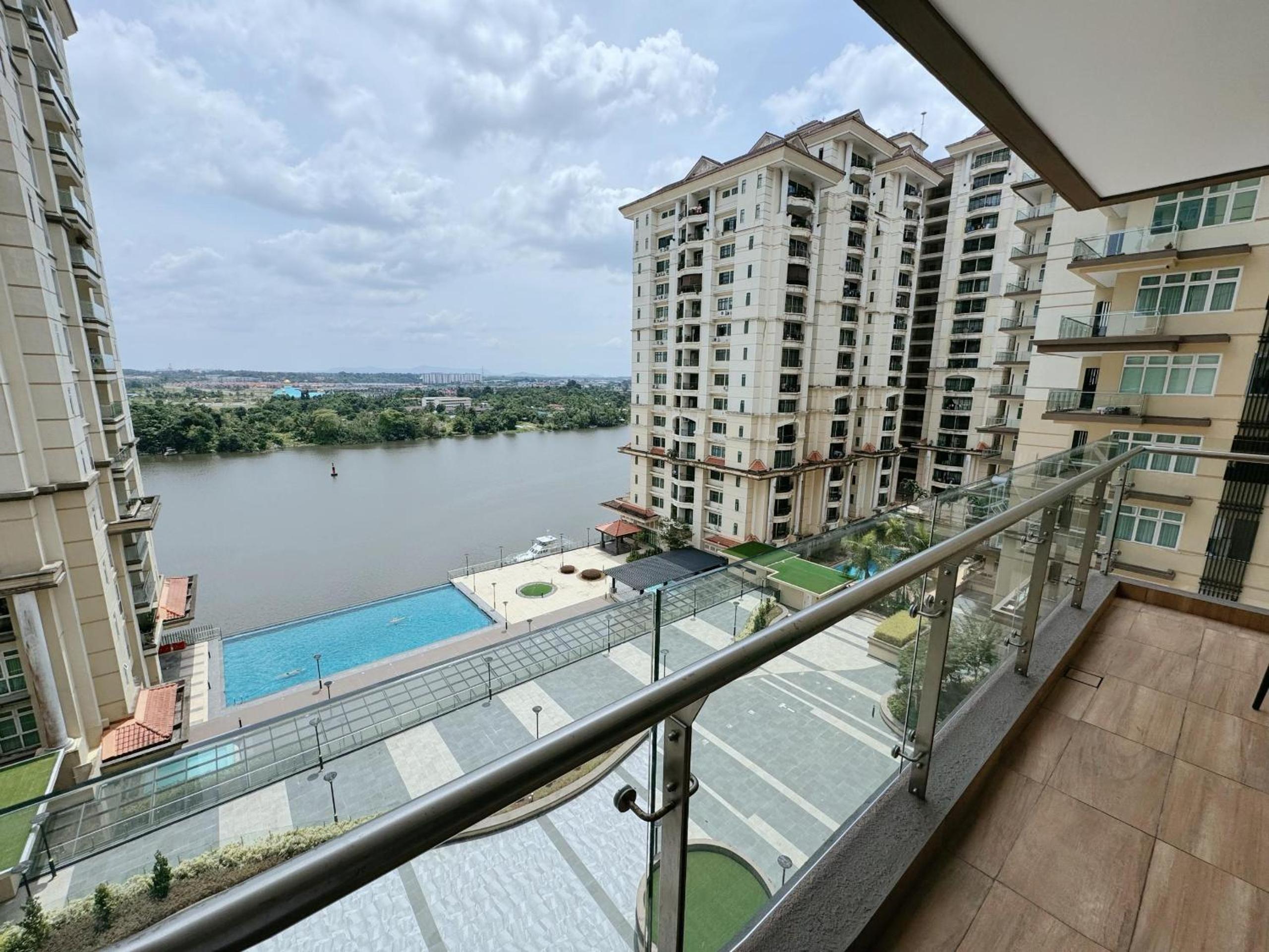 Kuching Cozy Comfort 04 - Riverine Diamond Kuching Studio with Balcony view 2