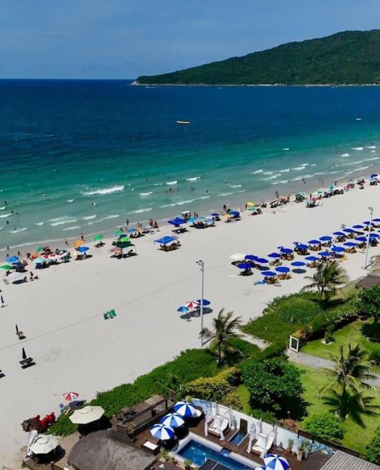 Próximo a praia com jardim privado