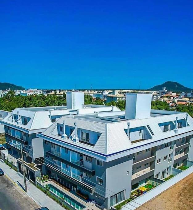 Próximo a praia com jardim privado