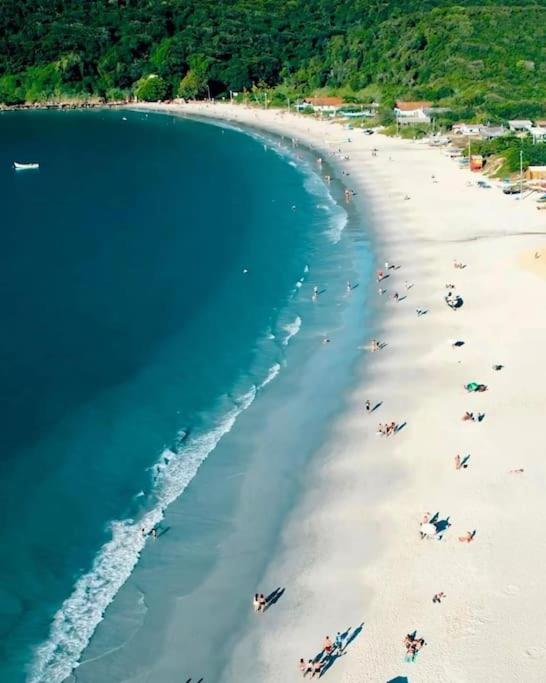 Próximo a praia com jardim privado