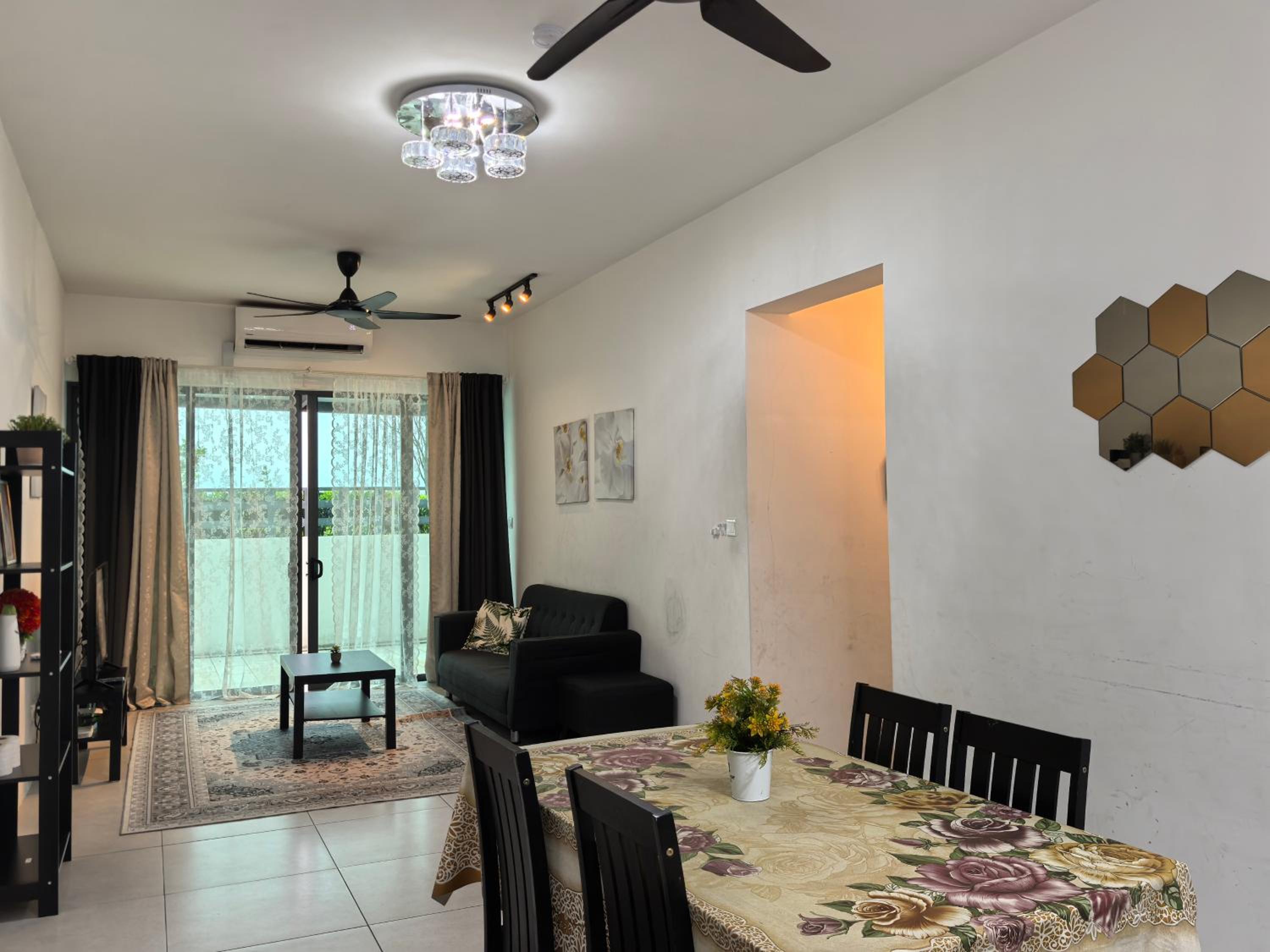Royal Comfort Suite Meritus near swimming pool photo 2