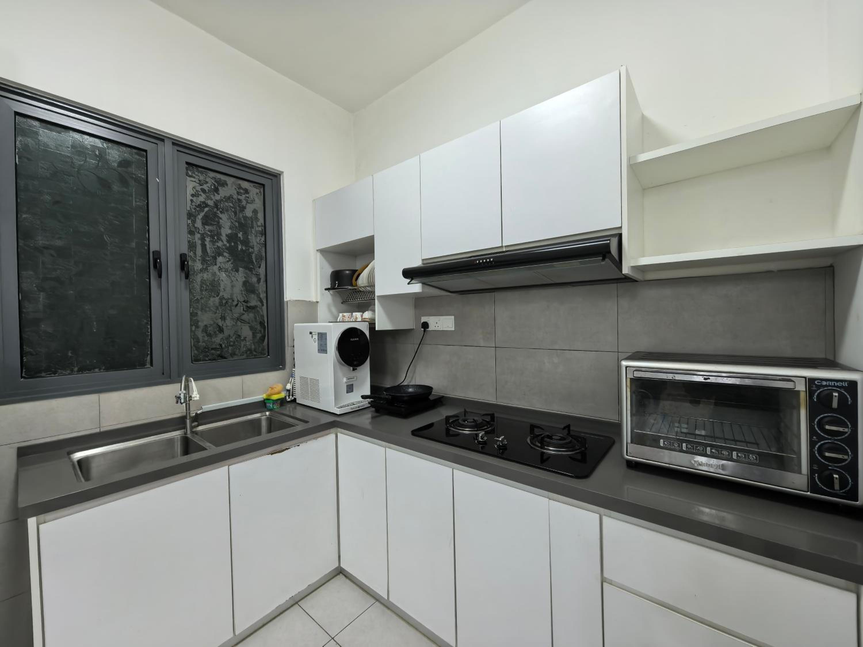 Royal Comfort Suite Meritus near swimming pool view 4