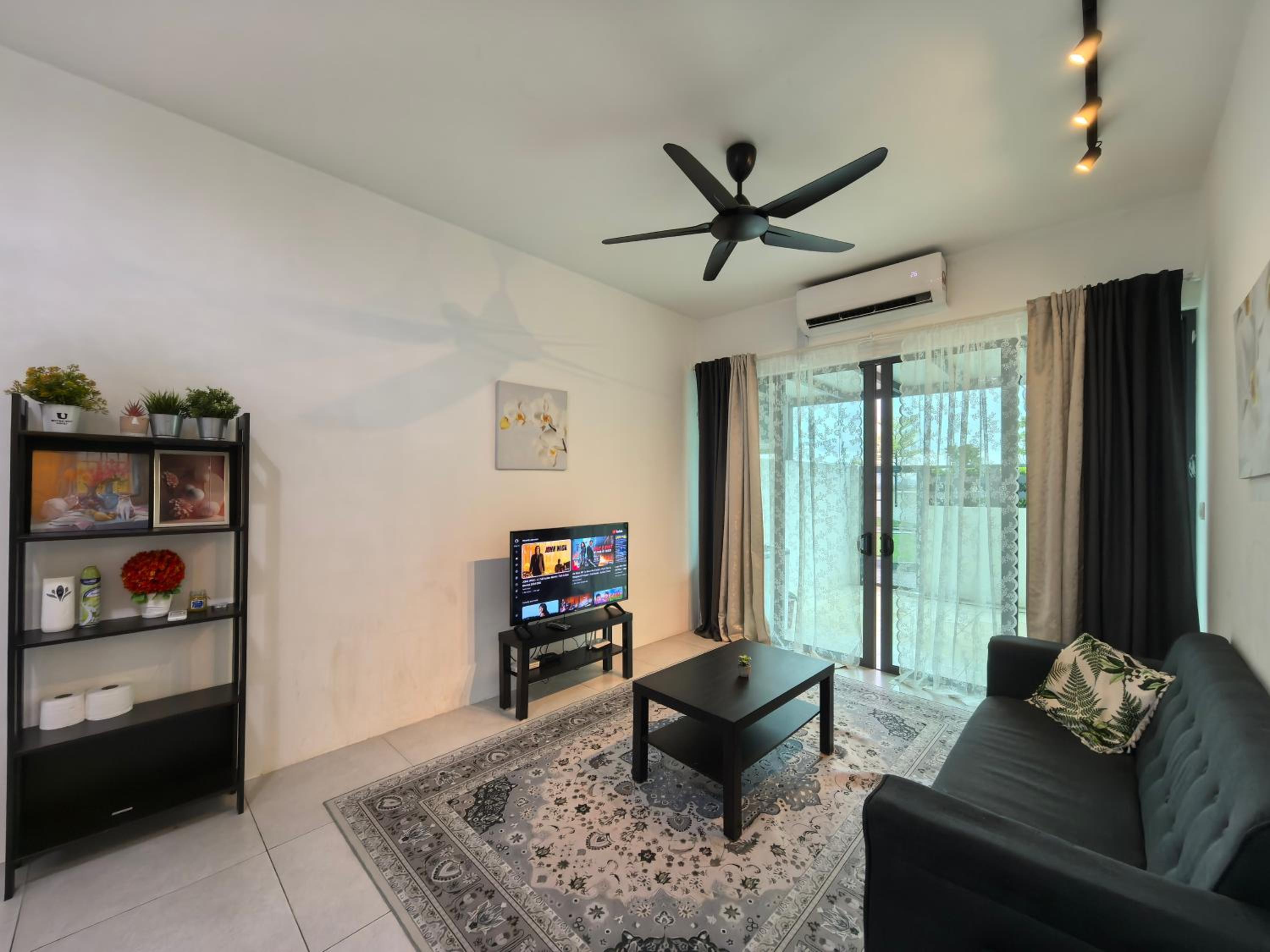 Royal Comfort Suite Meritus near swimming pool photo 3
