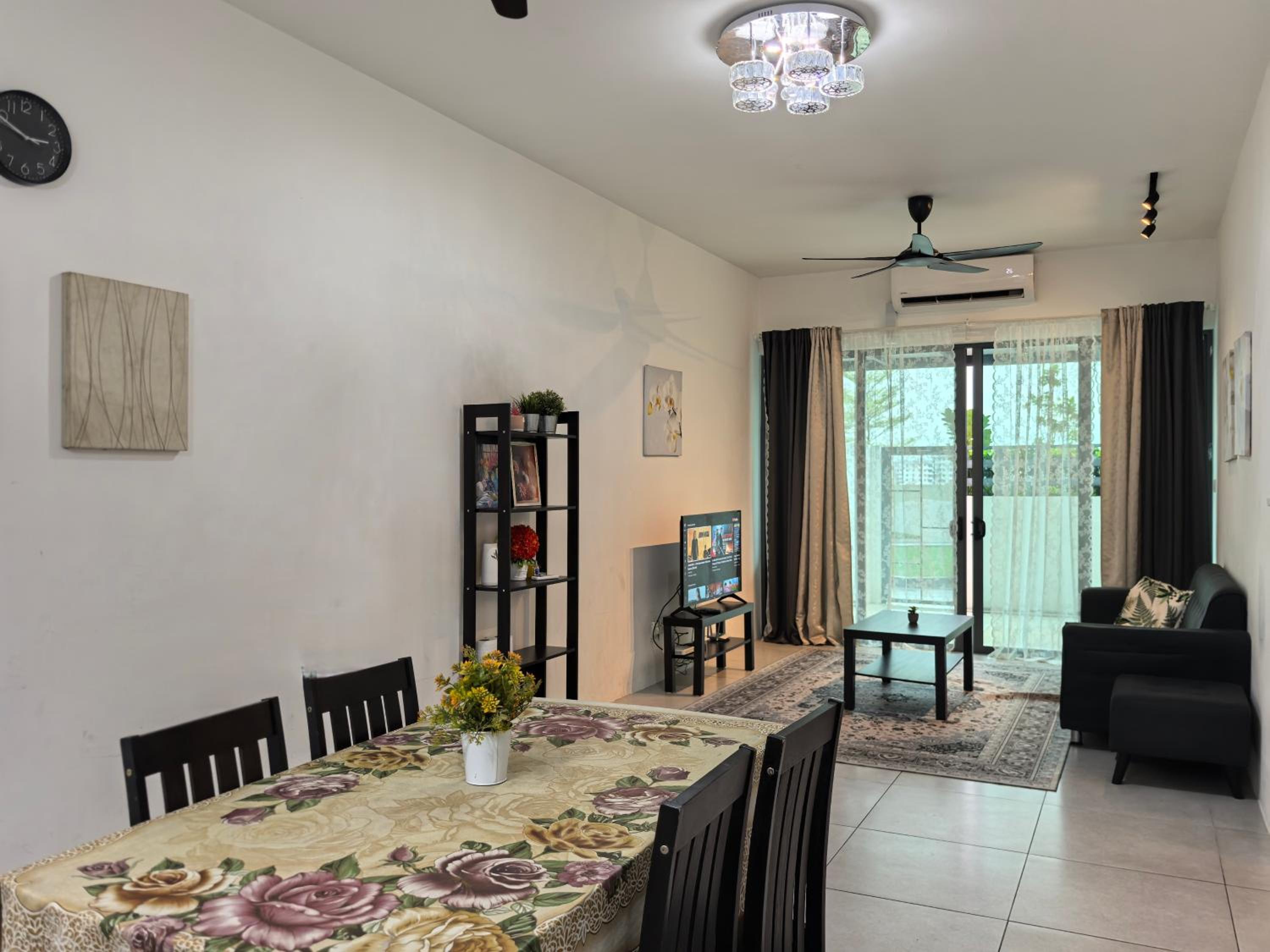 Royal Comfort Suite Meritus near swimming pool photo 5
