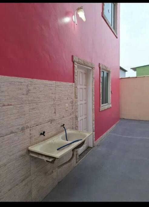 Casa de 03 quartos com piscina e churrasqueira quase pé na areia