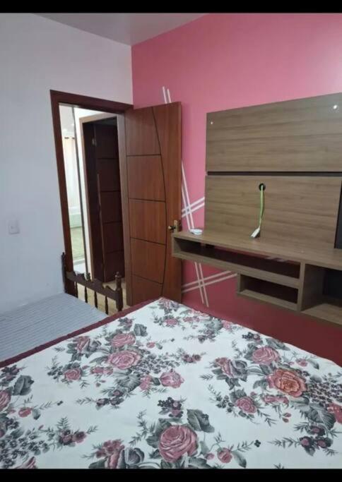 Casa de 03 quartos com piscina e churrasqueira quase pé na areia