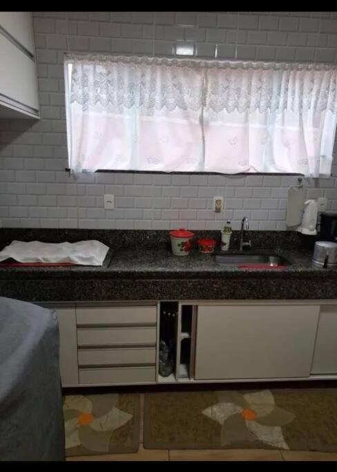 Casa de 03 quartos com piscina e churrasqueira quase pé na areia