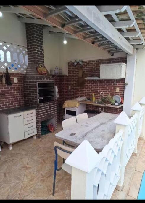 Casa de 03 quartos com piscina e churrasqueira quase pé na areia