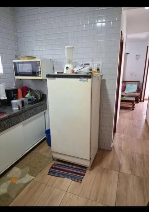 Casa de 03 quartos com piscina e churrasqueira quase pé na areia
