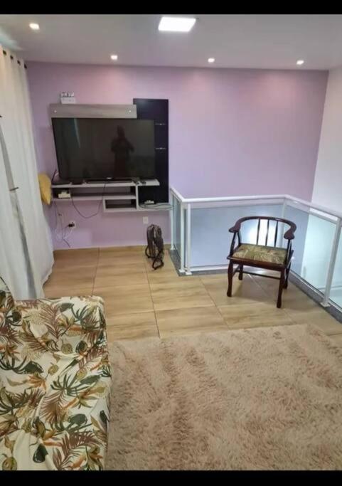 Casa de 03 quartos com piscina e churrasqueira quase pé na areia