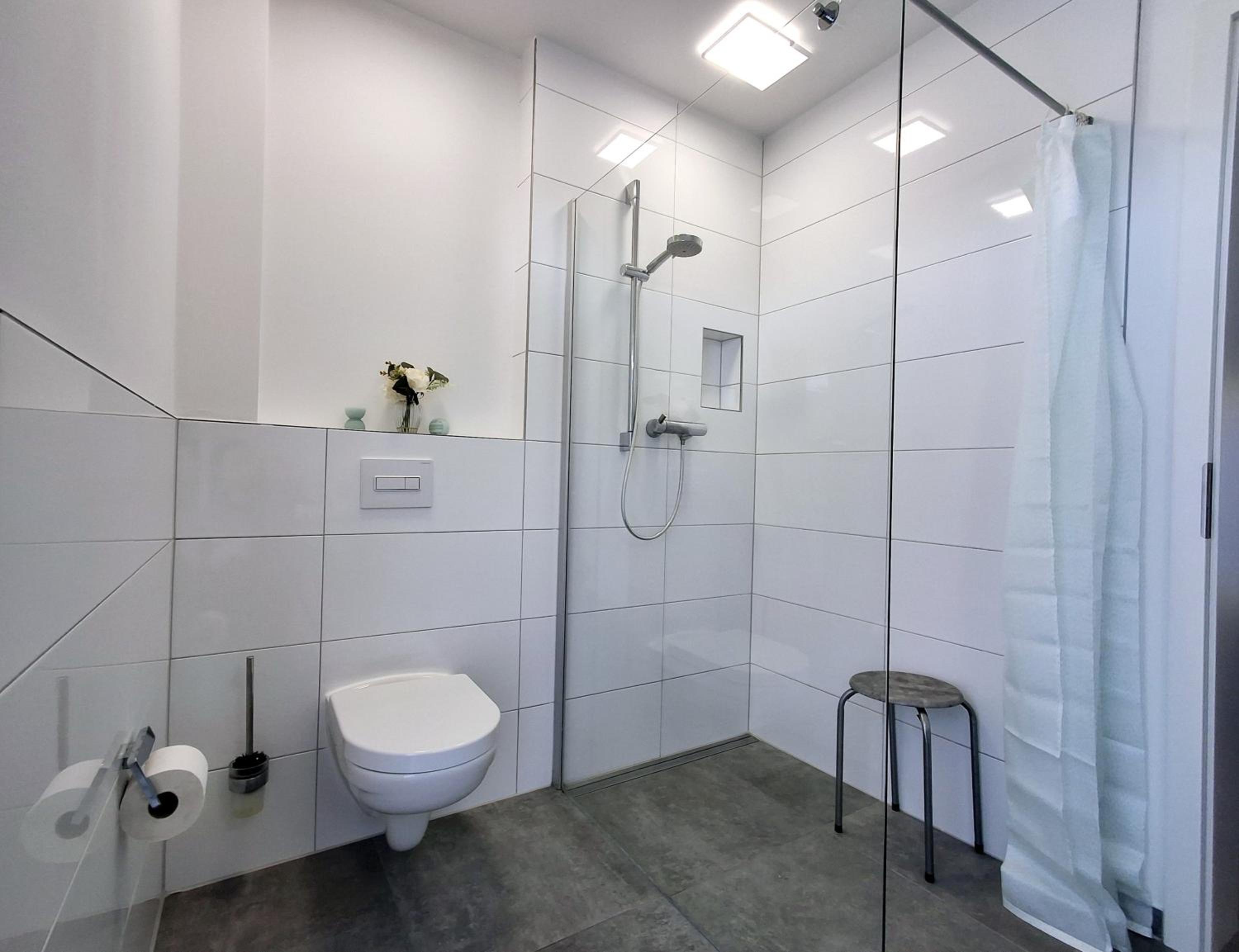 Modernes Apartment mit Terrasse & Garten, Parkplatz & 24h Self-Check-in