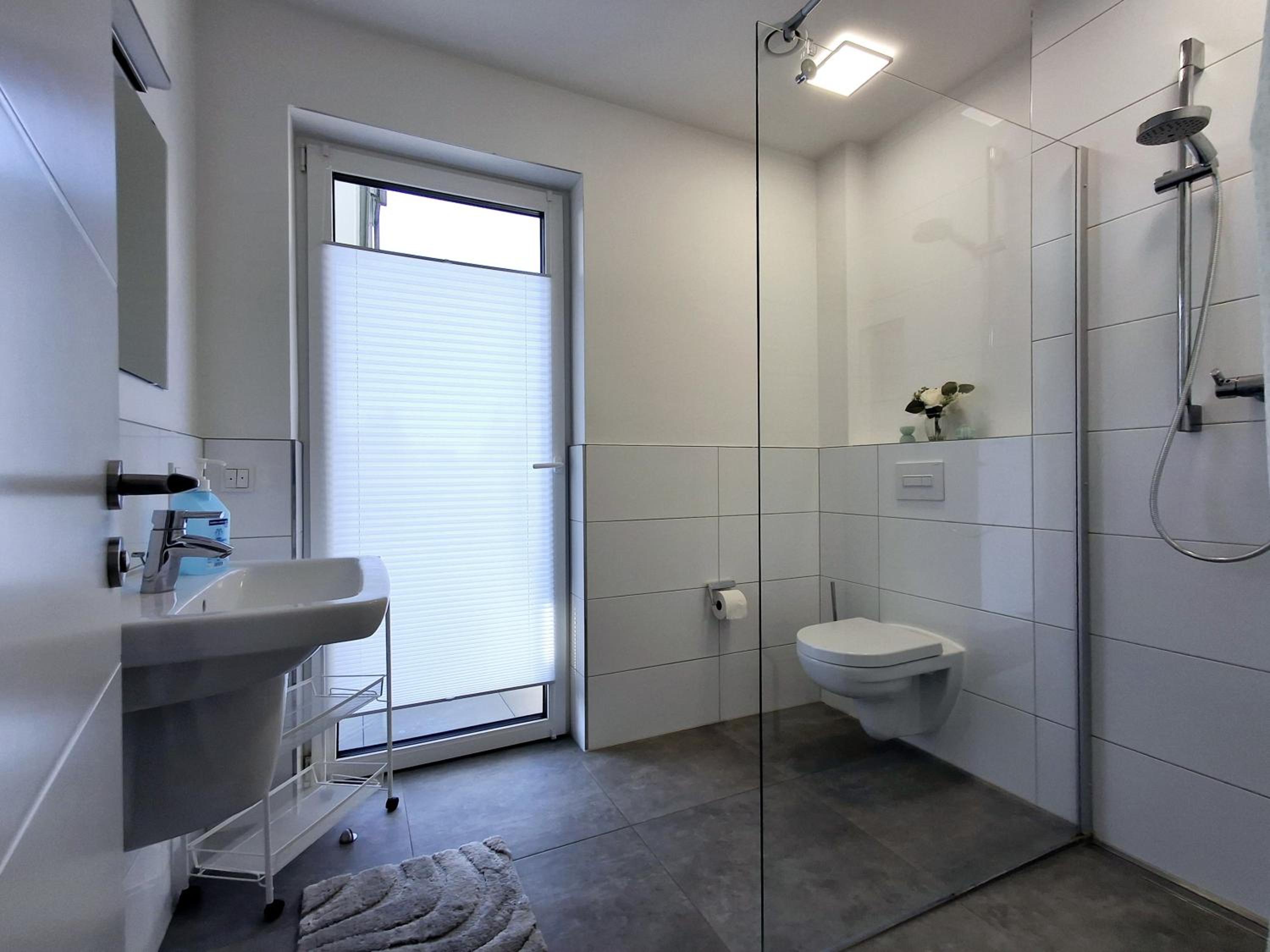 Modernes Apartment mit Terrasse & Garten, Parkplatz & 24h Self-Check-in