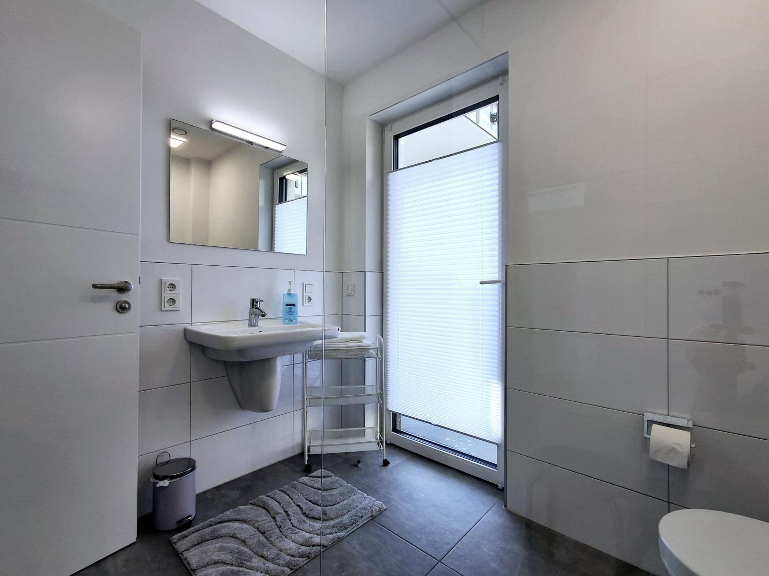 Modernes Apartment mit Terrasse & Garten, Parkplatz & 24h Self-Check-in