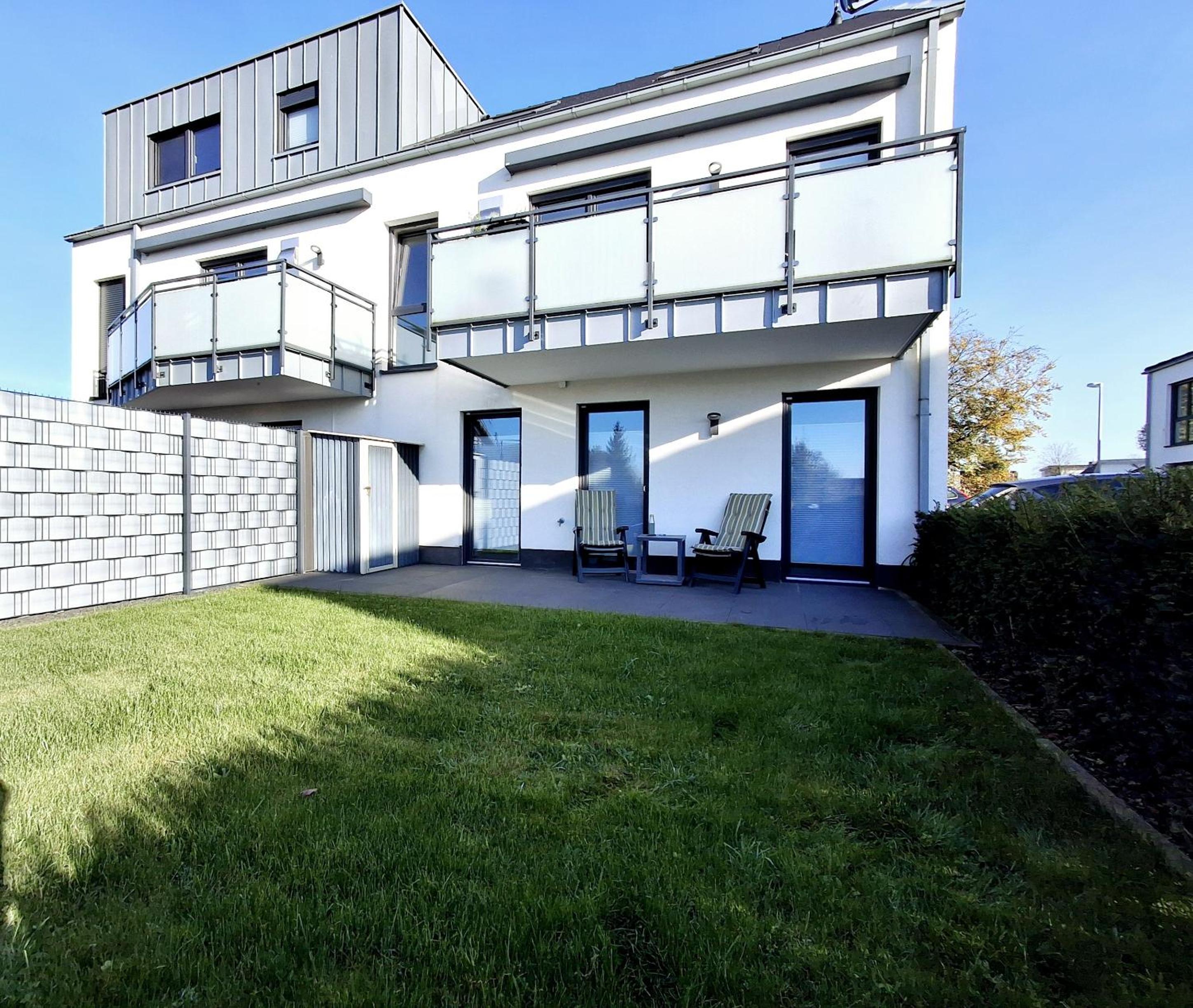 Modernes Apartment mit Terrasse & Garten, Parkplatz & 24h Self-Check-in