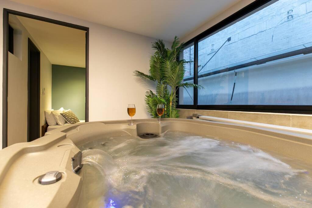 Surprising, Lleras Park, Billar Pool And Jacuzzi