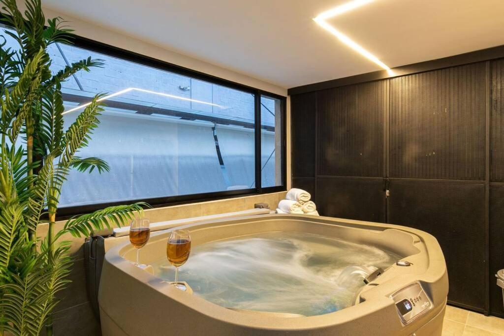 Surprising, Lleras Park, Billar Pool And Jacuzzi