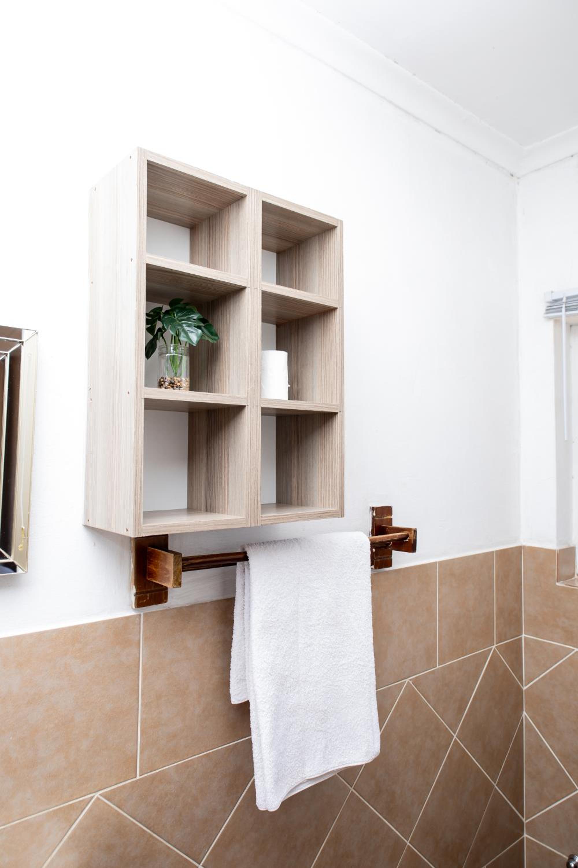 Couple or Solo Cozy En-suite Room Near OR Tambo - Free WiFi & Smart TV view 5