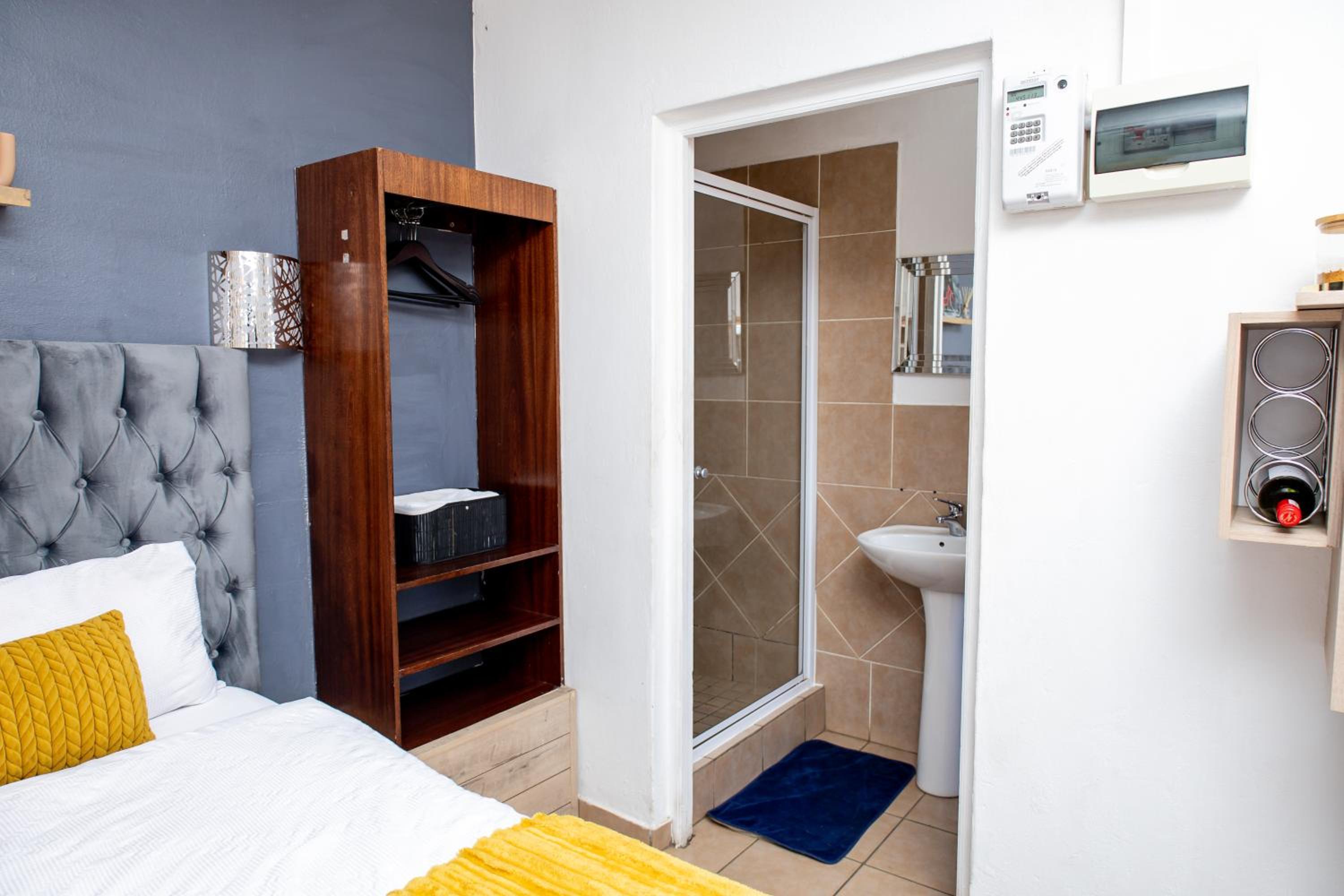 Couple or Solo Cozy En-suite Room Near OR Tambo - Free WiFi & Smart TV view 3