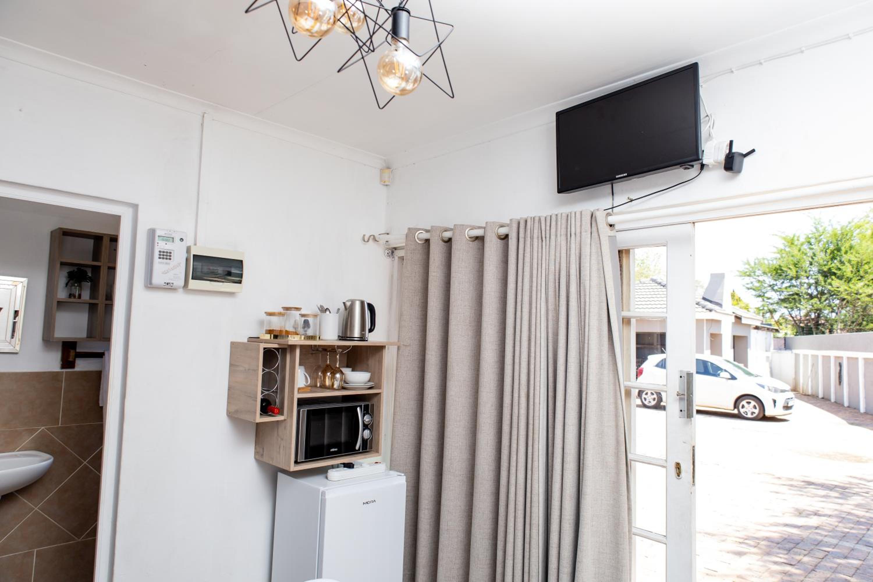 Couple or Solo Cozy En-suite Room Near OR Tambo - Free WiFi & Smart TV view 2