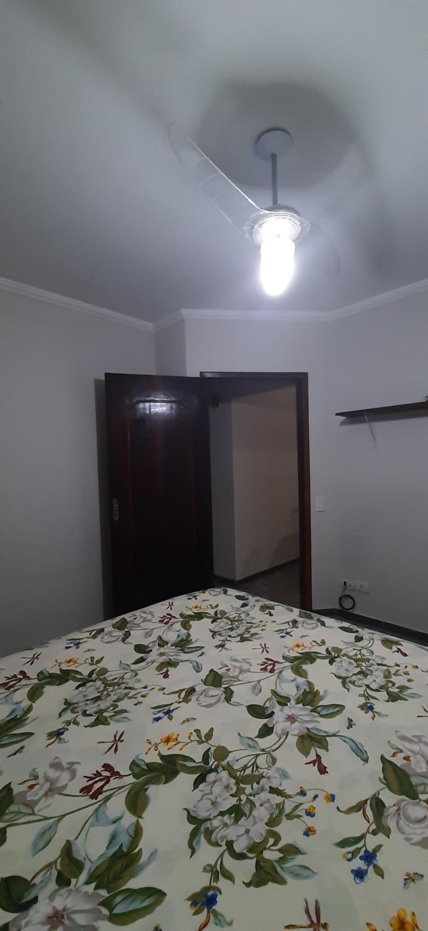 Caso em condomínio com lago, serra, campo e mar