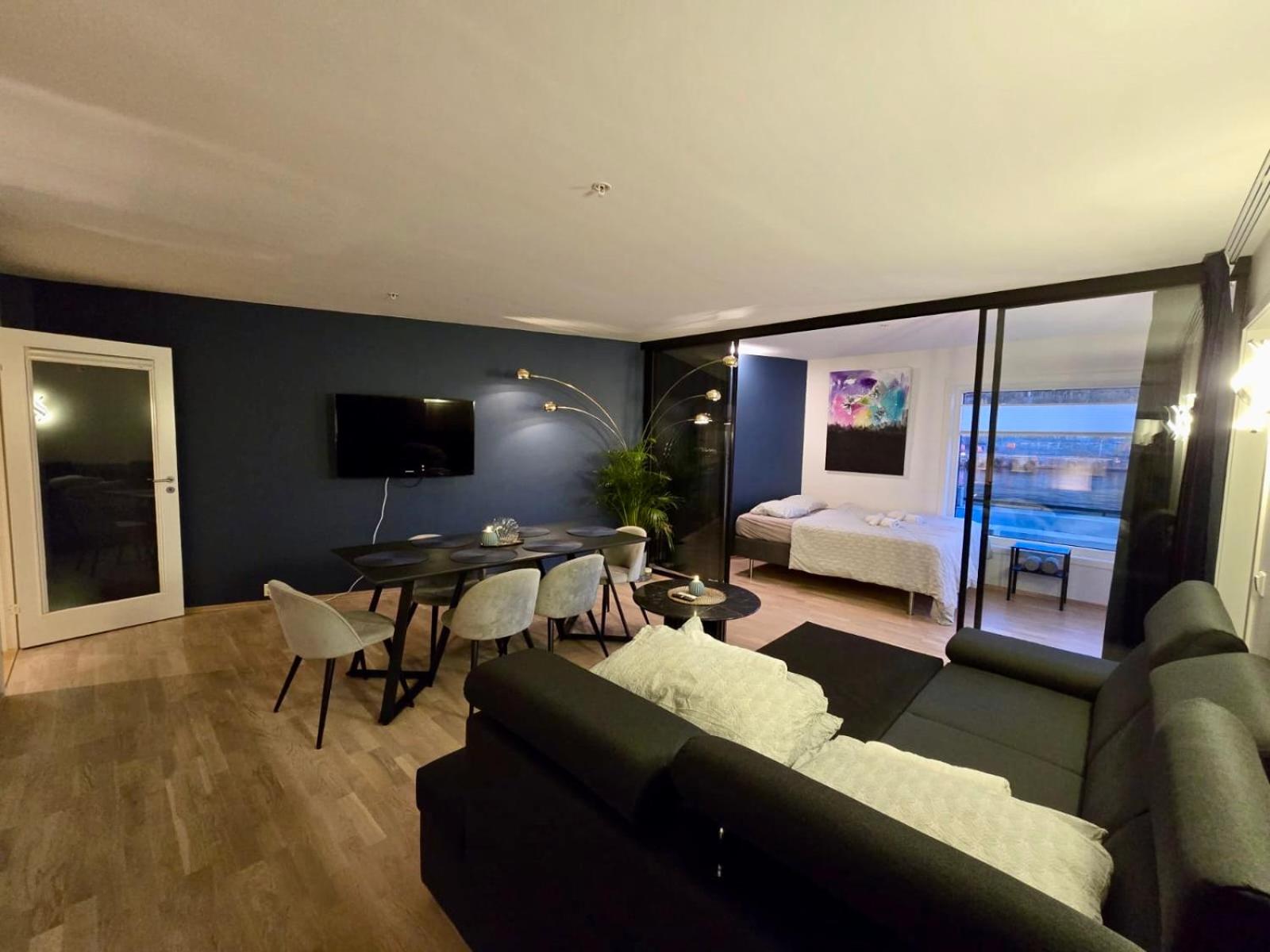Waterfront fjord view, home office, 2 BR LUX apt view 2