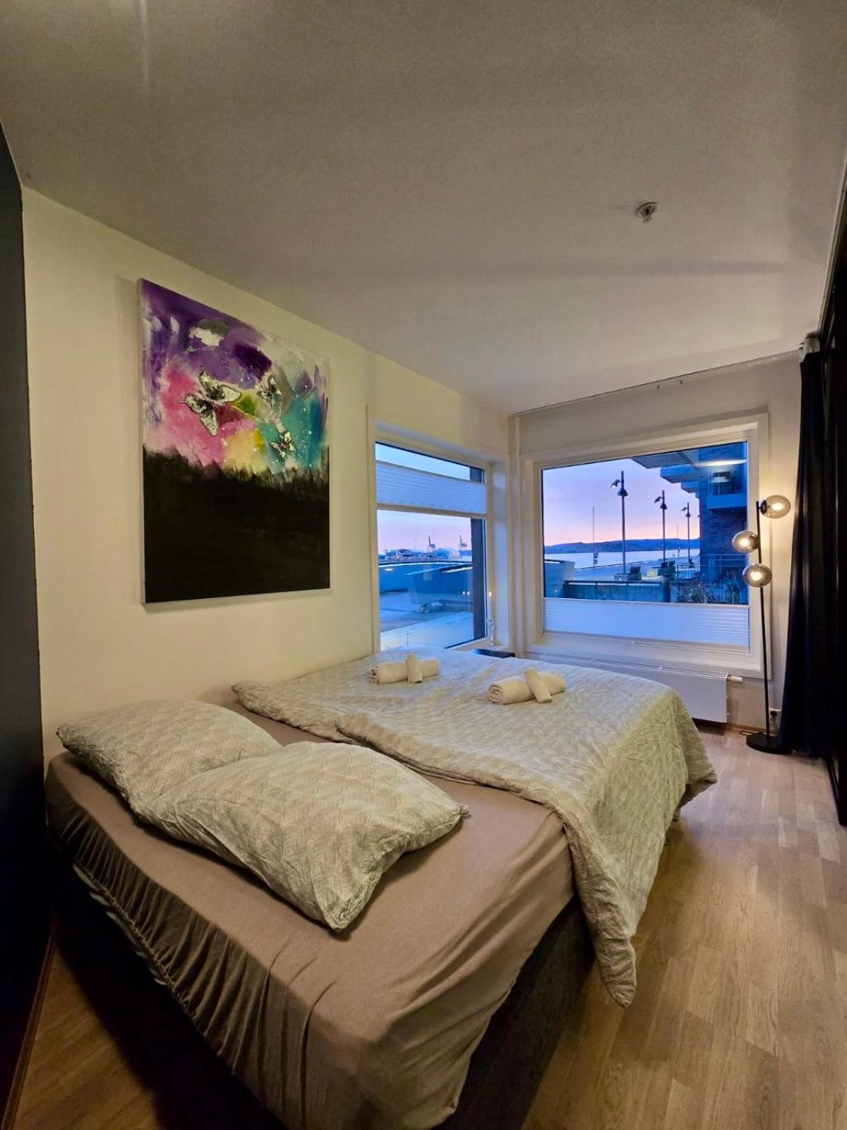 Waterfront fjord view, home office, 2 BR LUX apt view 5