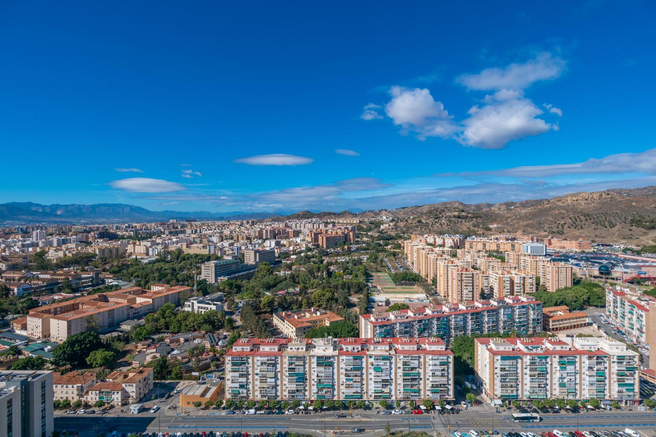 Málaga Piso nuevo amplio luminoso 3 hab vistas wifi y parking privado