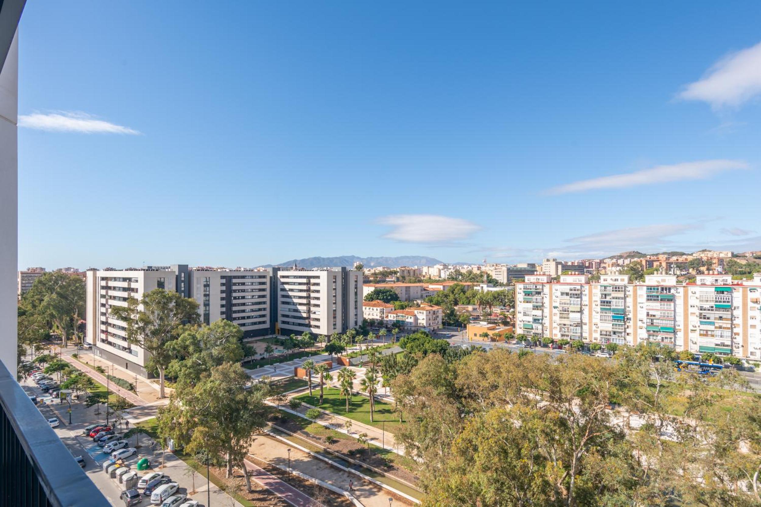 Málaga Piso nuevo amplio luminoso 3 hab vistas wifi y parking privado