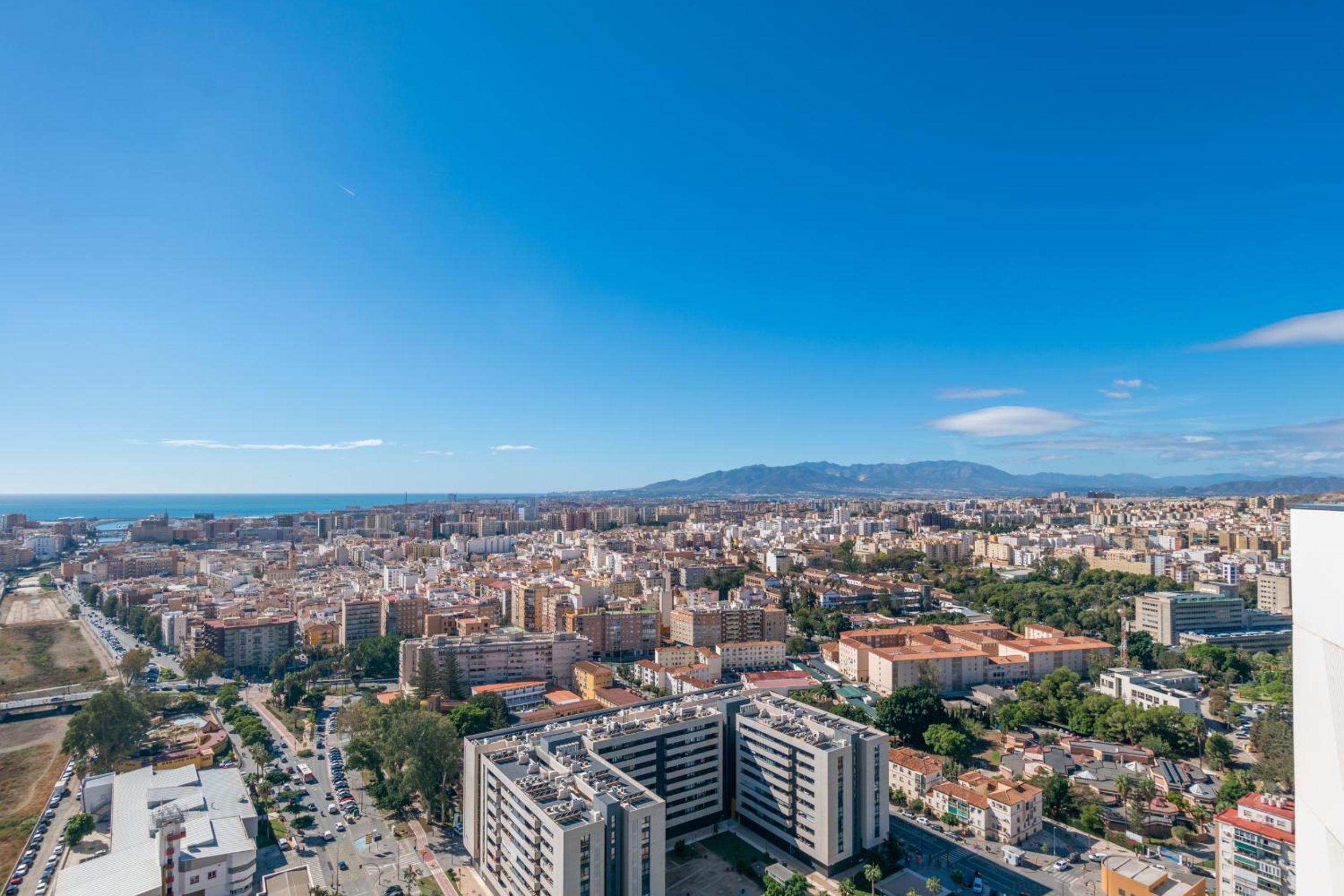 Málaga Piso nuevo amplio luminoso 3 hab vistas wifi y parking privado