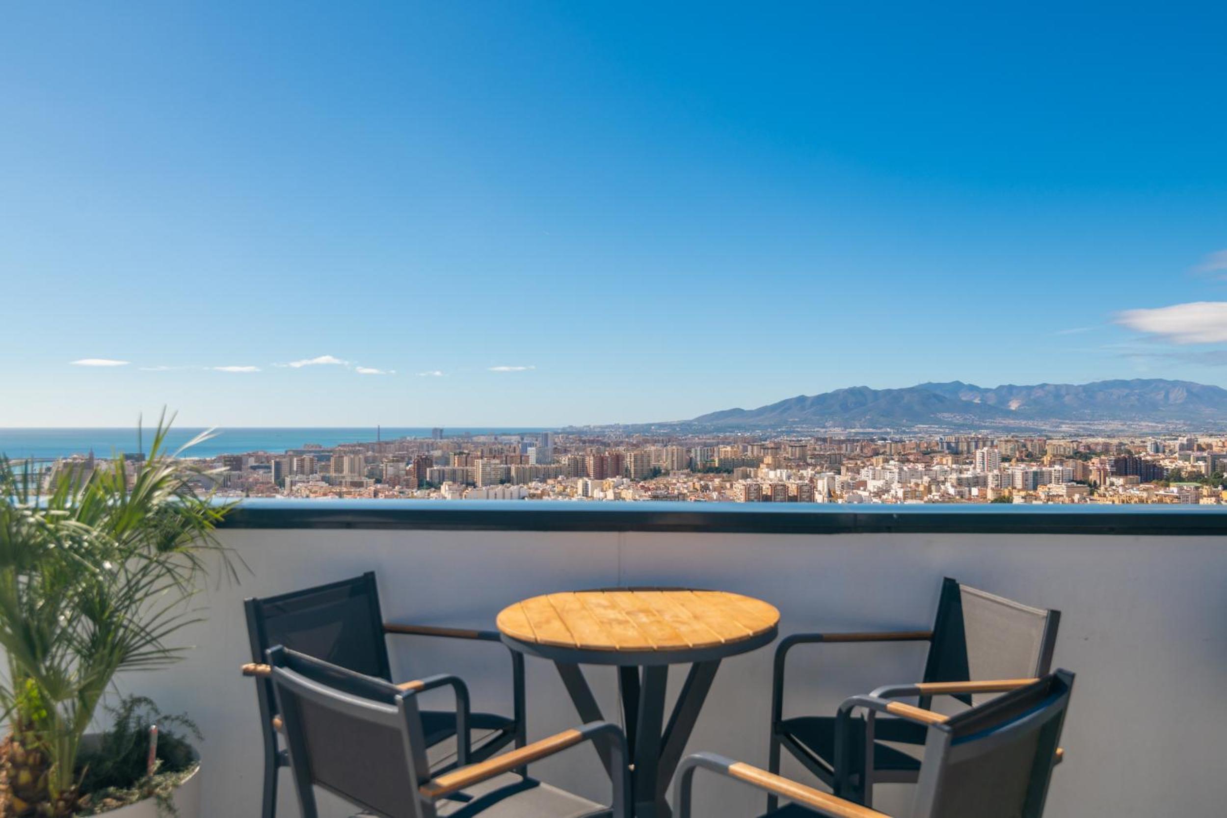 Málaga Piso nuevo amplio luminoso 3 hab vistas wifi y parking privado